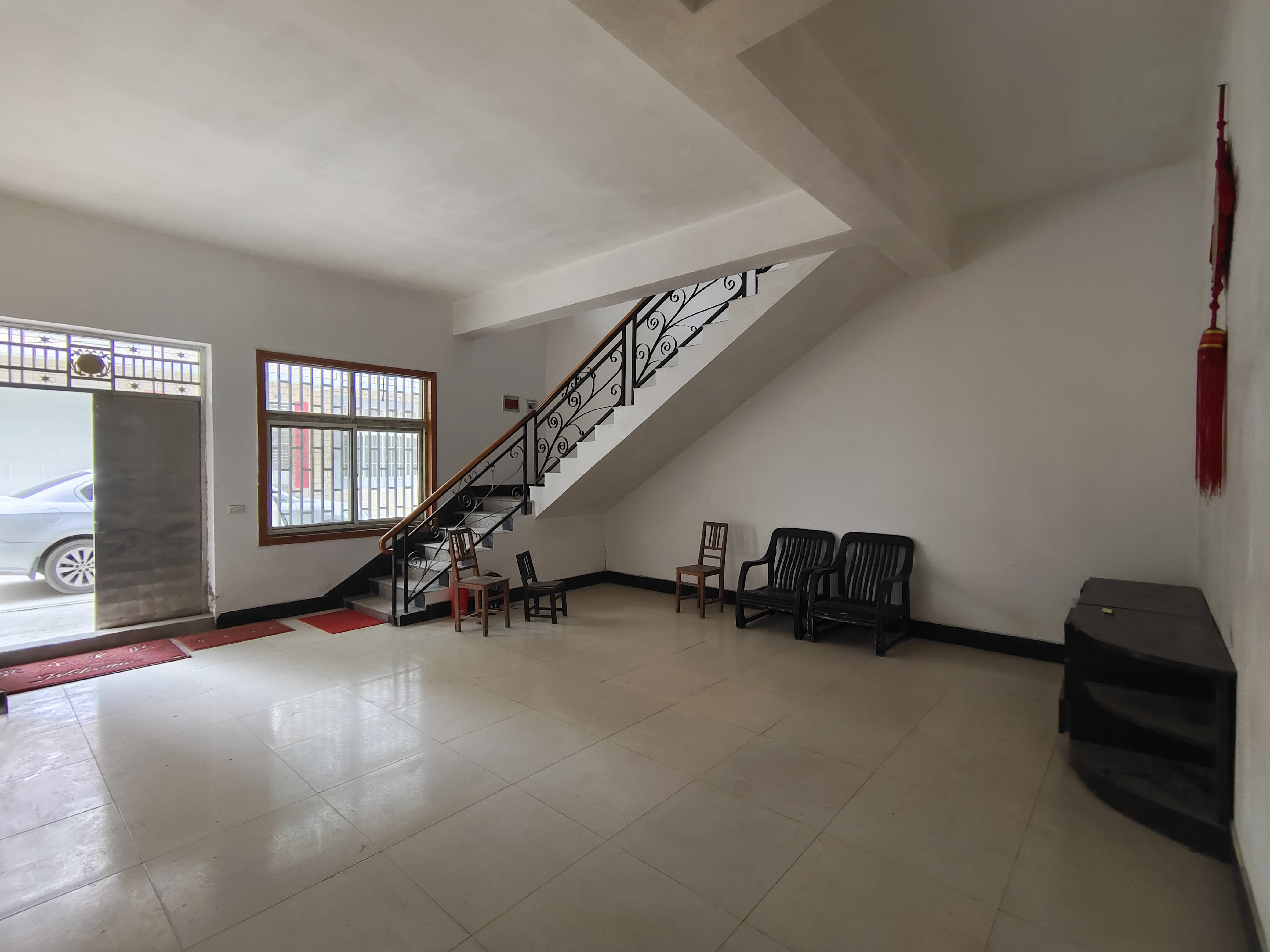 吴庄高桥小区自建房2列半3层，374平，屋内简装。带后院，厨房另外做的。门口路宽好走。有房产证。出行非常方便，售65万。