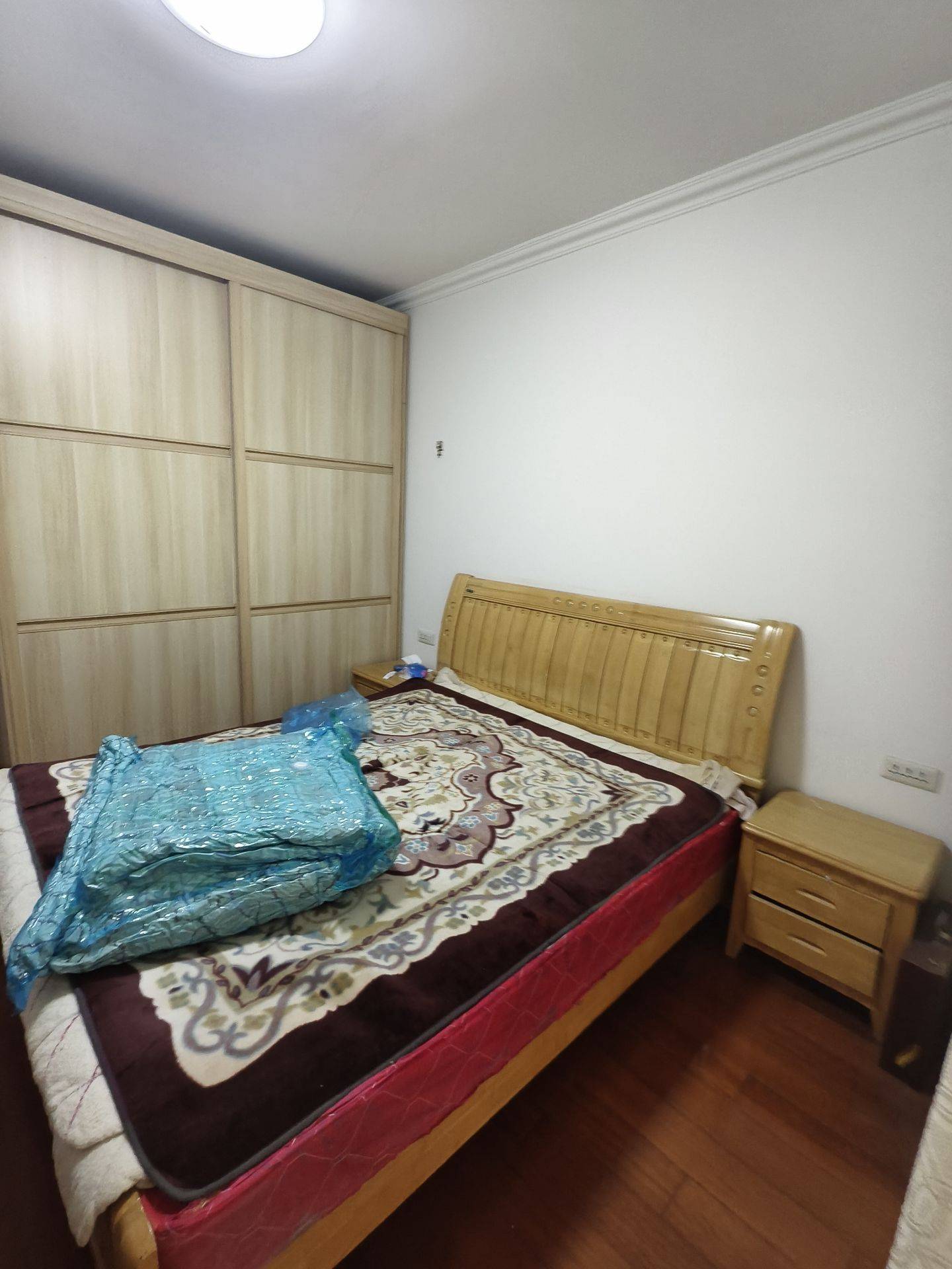 万豪郦晶园2房，2室2厅1卫100平，中等好楼层，中等装修。证满5年。售33万。