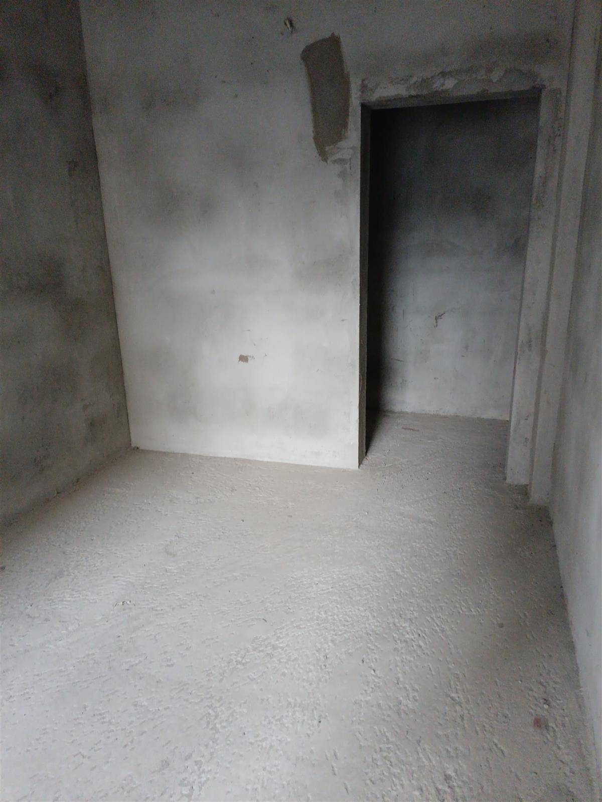 恒凯学府商品房，毛坯好楼层，3室2厅2卫，122.01平，证满两年可按揭