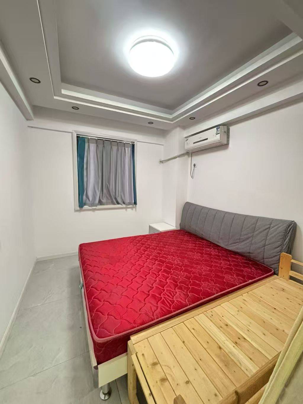 信达步行街，三室两厅两卫，118平方，全新装修，证满五年，支持按揭，售价：46.8万。紧挨大中华出行方便。就读一小。