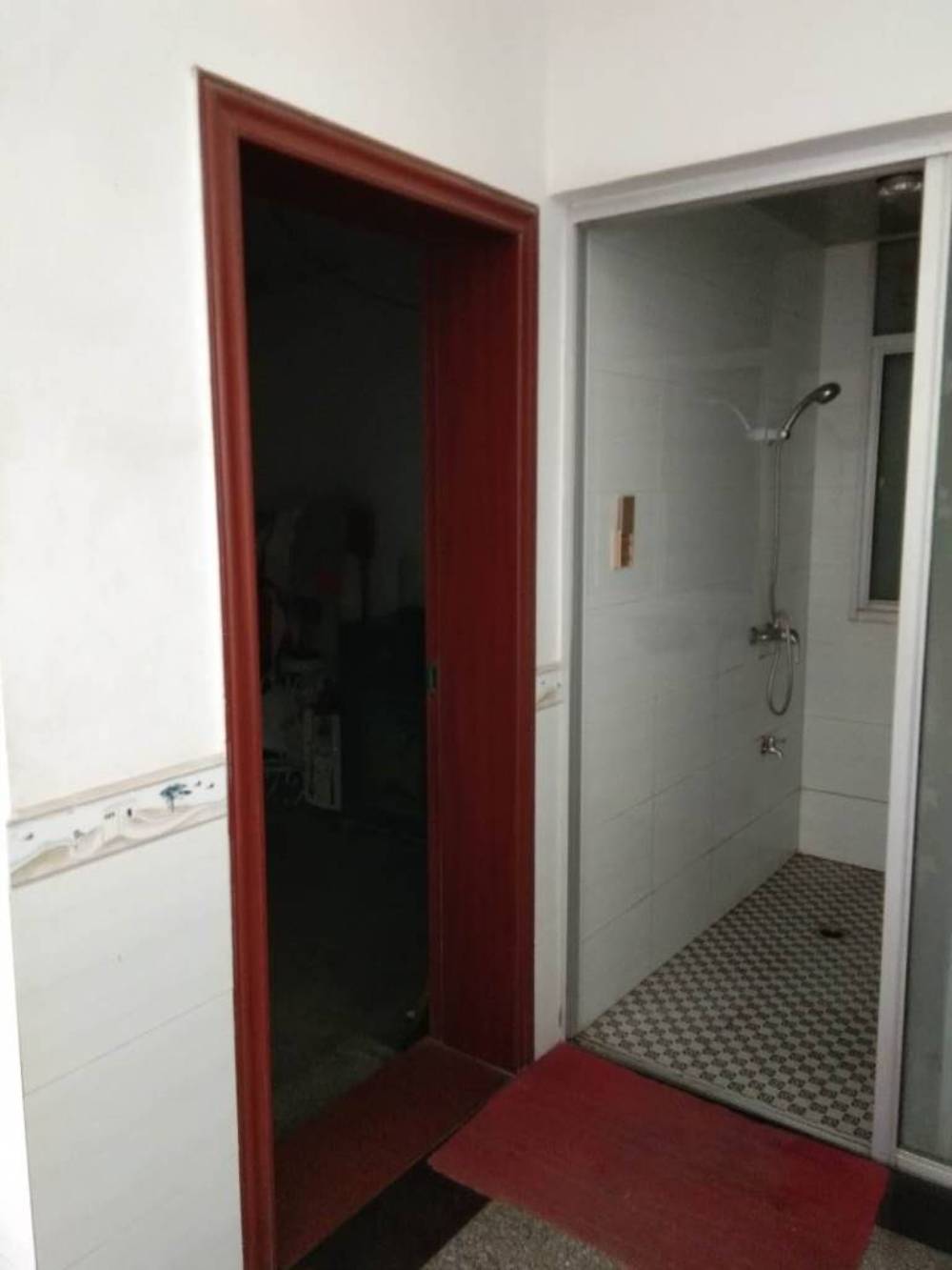 捡漏王，美景附近自建房，两列四层浇灌结构，560平，中装，有小后院带厨房，有证，支持按揭，95万。