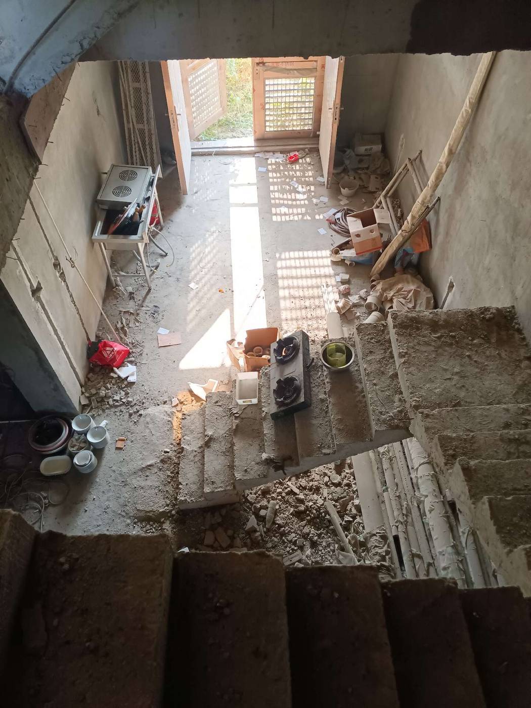 降价了鄂人谷大门正对面，两列半三层半，520平，浇灌结构，占地面积300平，厨房单建，带超大后院，门前宽敞，不动产证以办。