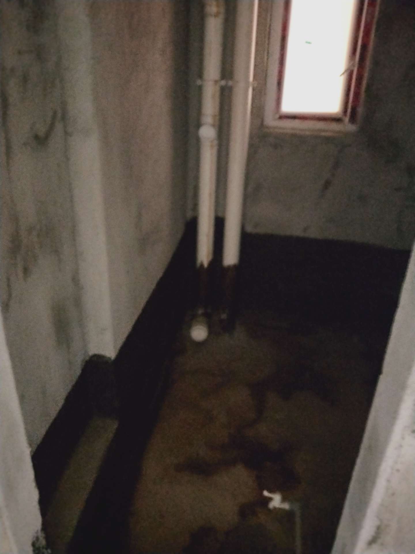 降价急售，蕲河金岸商品房毛坯，3房2厅1卫98平，好楼层， 另有赠送面积，证满五年， 有钥匙可看房，售价28万。