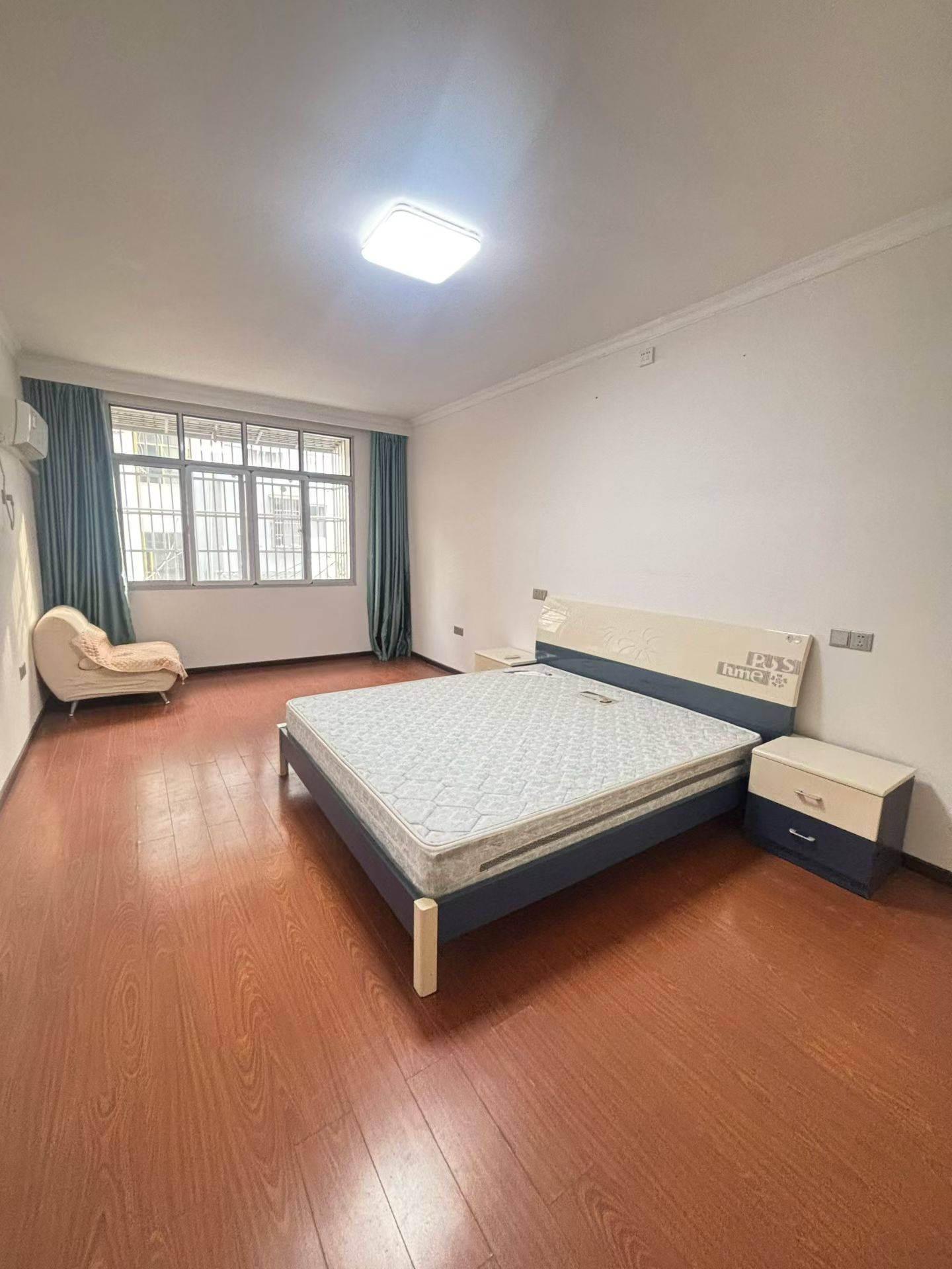 二路县委附近，三室两厅一卫，134平方，好楼层，房子保养的很好，有证可按揭，售价：25.8万包过户。