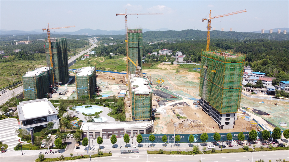 升华·鑫龙翡翠城6月工程进度：10号楼建至21层