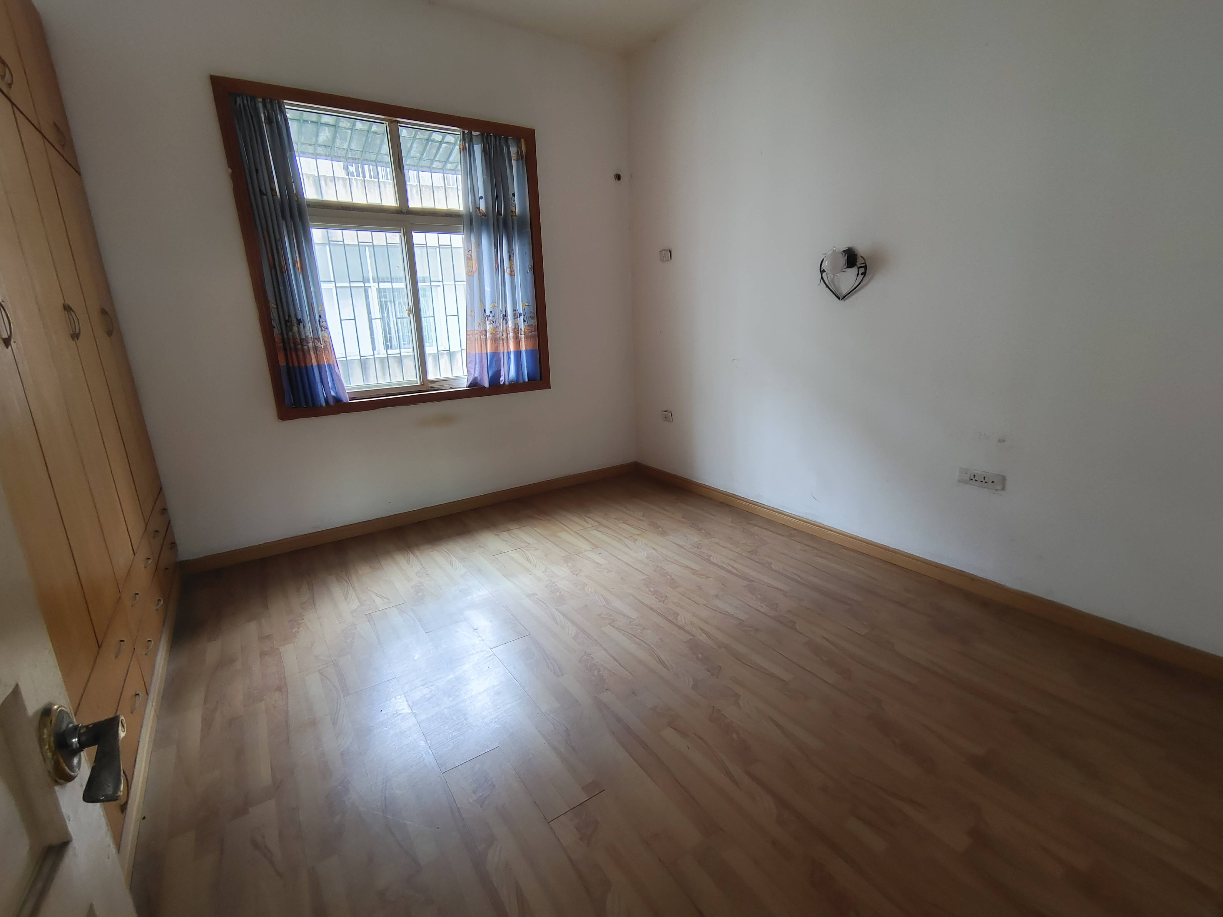 吴庄高桥小区自建房2列半3层，374平，屋内简装。带后院，厨房另外做的。门口路宽好走。有房产证。出行非常方便，售65万。