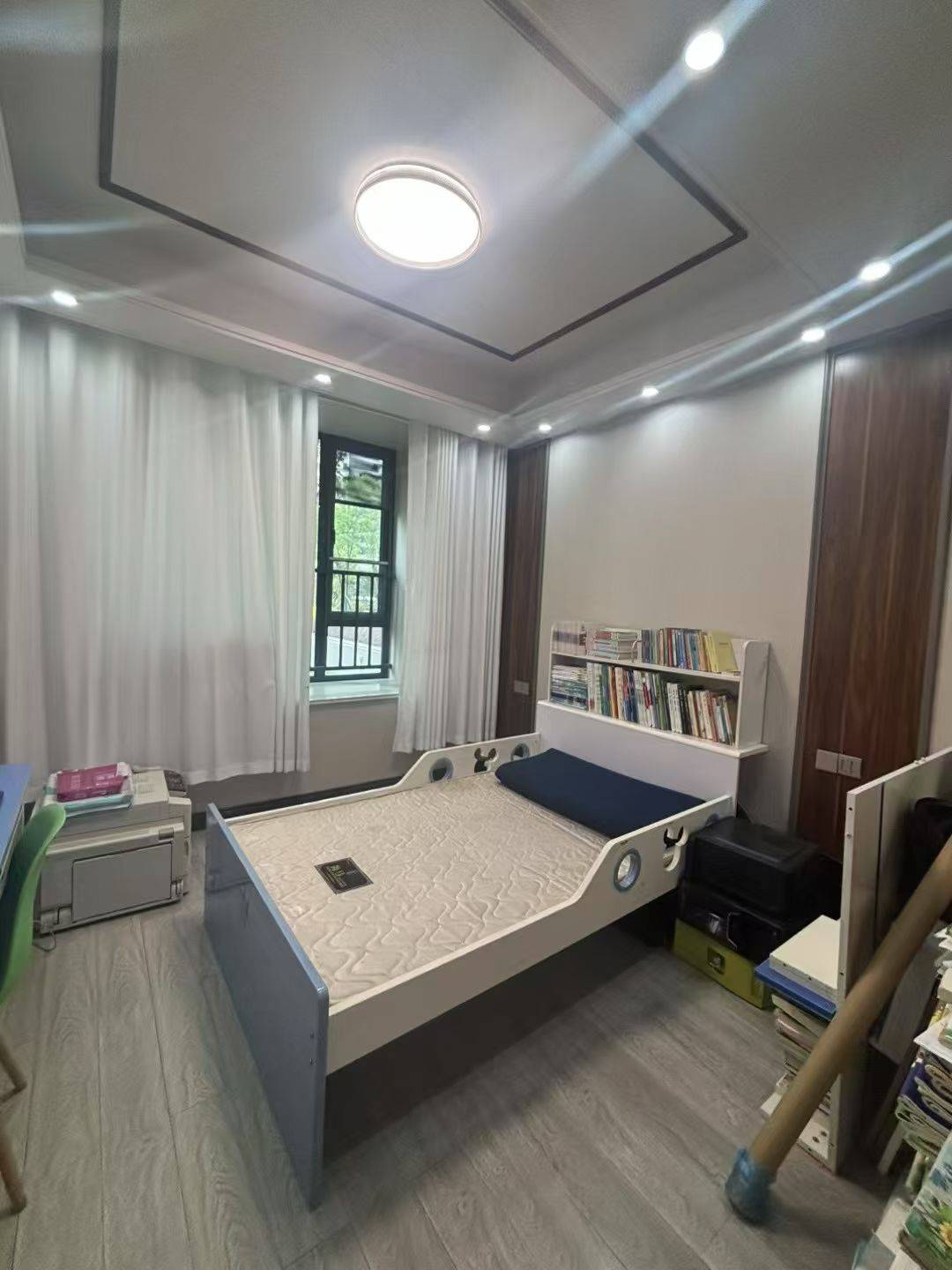 香榭水岸，三室两厅两卫双阳台，精装修未入住，130.28平方，证满两年，支持按揭，售价：63.8万。