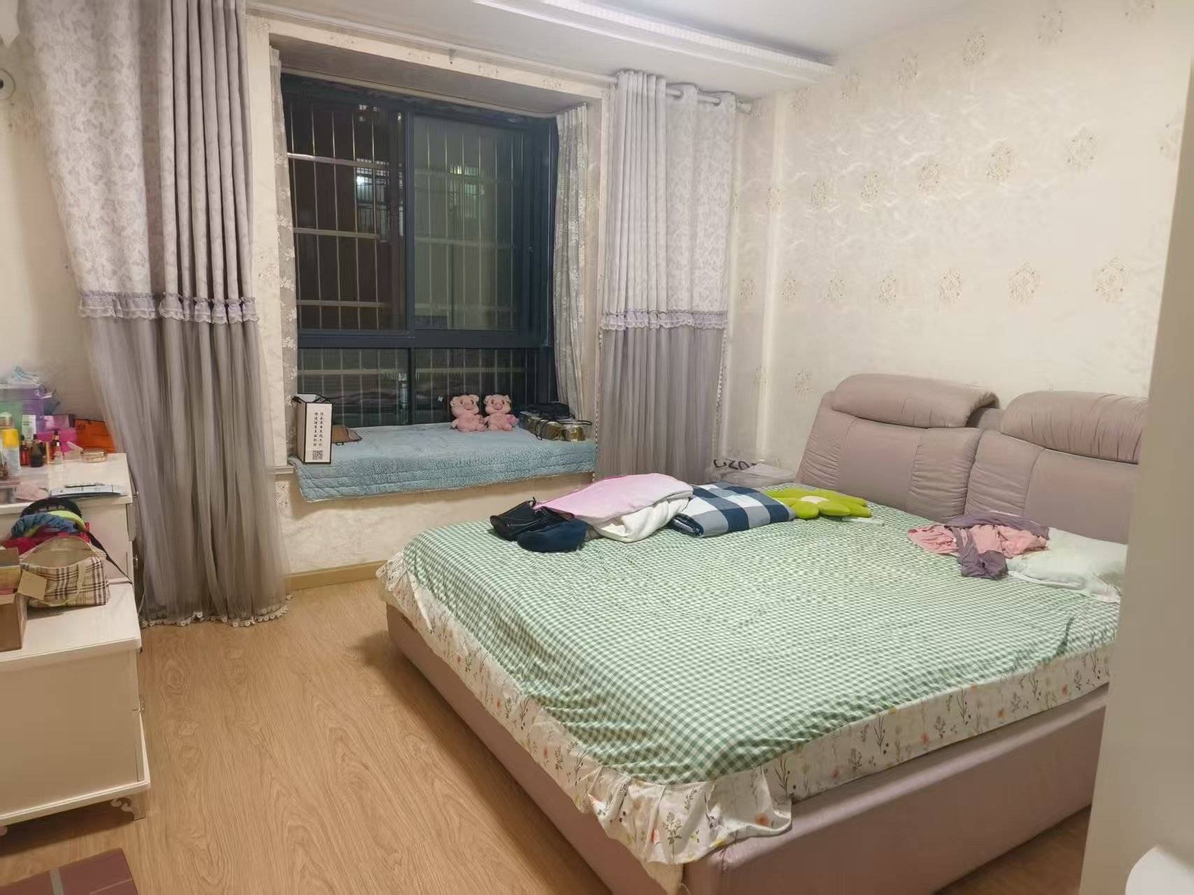 美景新城步梯房,精装2房92.56平，好楼层，拎包入住，证满五年支持按揭，售价34万。出行方便。