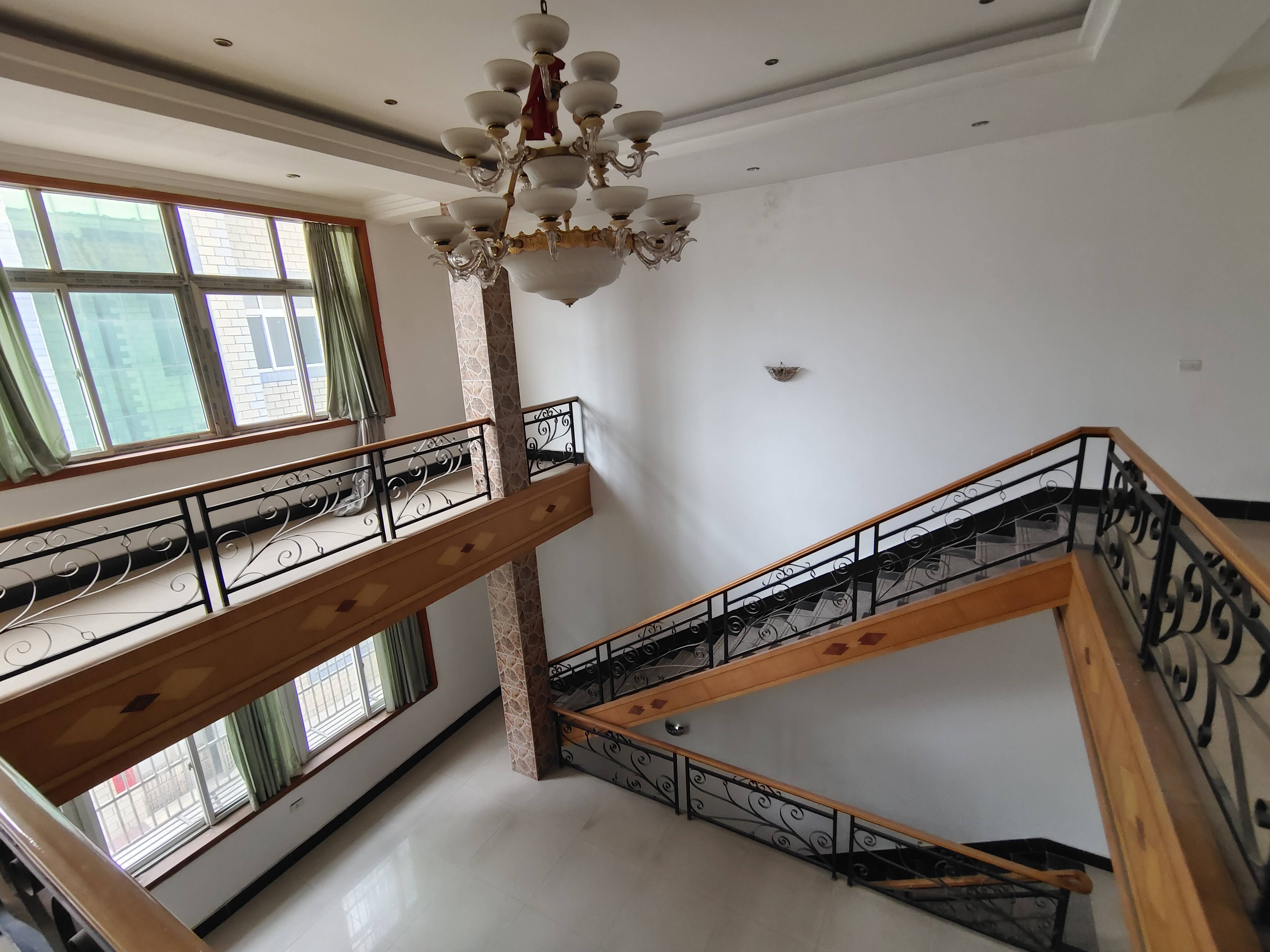 吴庄高桥小区自建房2列半3层，374平，屋内简装。带后院，厨房另外做的。门口路宽好走。有房产证。出行非常方便，售65万。