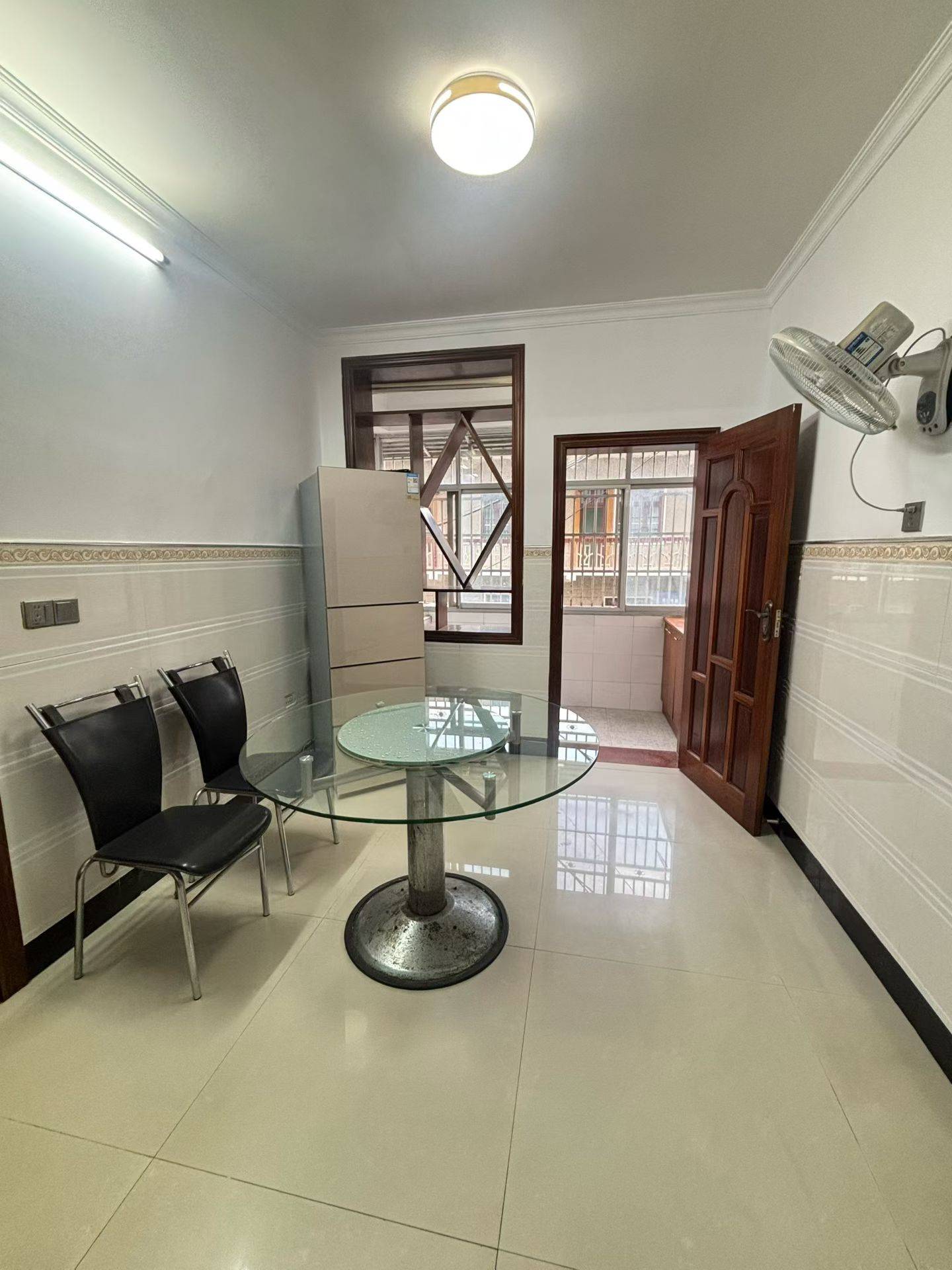 二路县委附近，三室两厅一卫，134平方，好楼层，房子保养的很好，有证可按揭，售价：25.8万包过户。