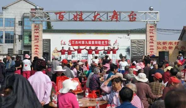 浓浓重阳敬老情 文明新风满花桥