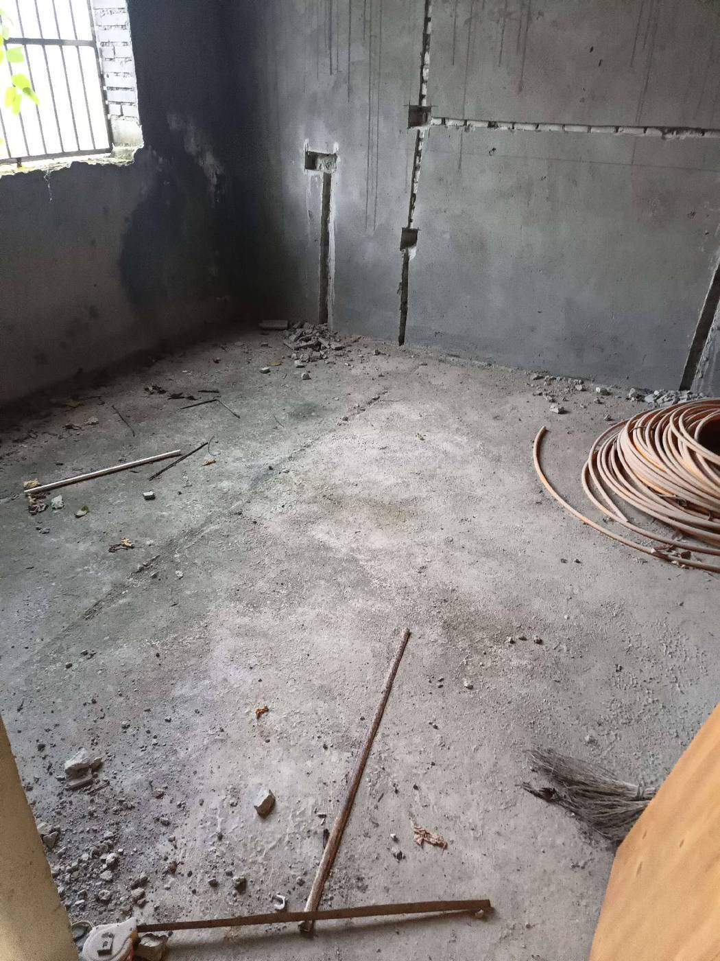 降价了鄂人谷大门正对面，两列半三层半，520平，浇灌结构，占地面积300平，厨房单建，带超大后院，门前宽敞，不动产证以办。