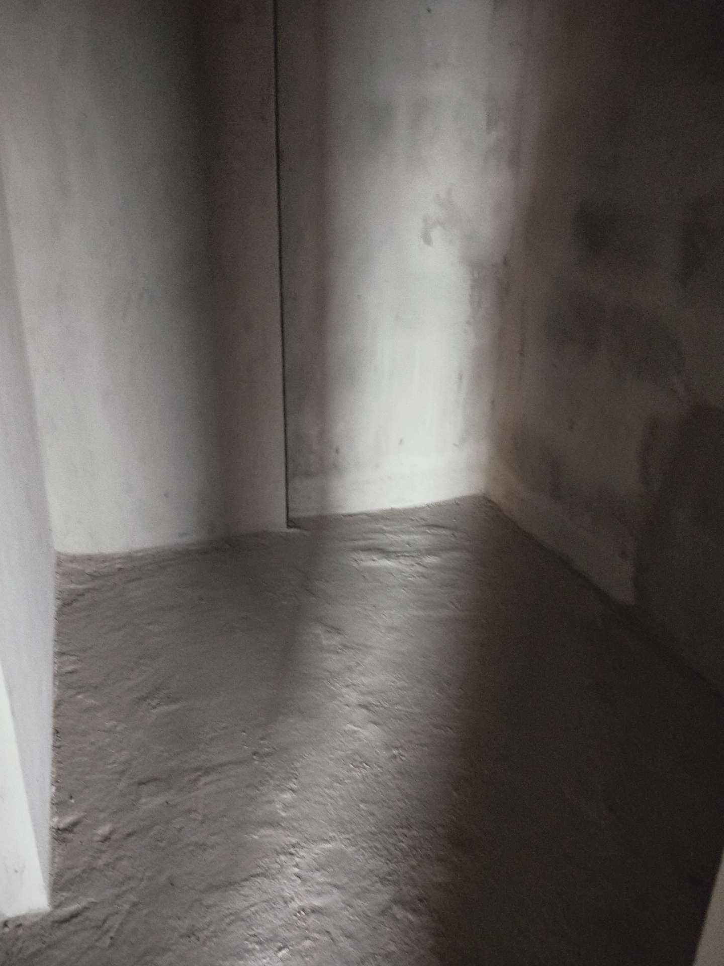 降价急售，蕲河金岸商品房毛坯，3房2厅1卫98平，好楼层，另有赠送面积，证满五年，有钥匙可看房，售价28万。