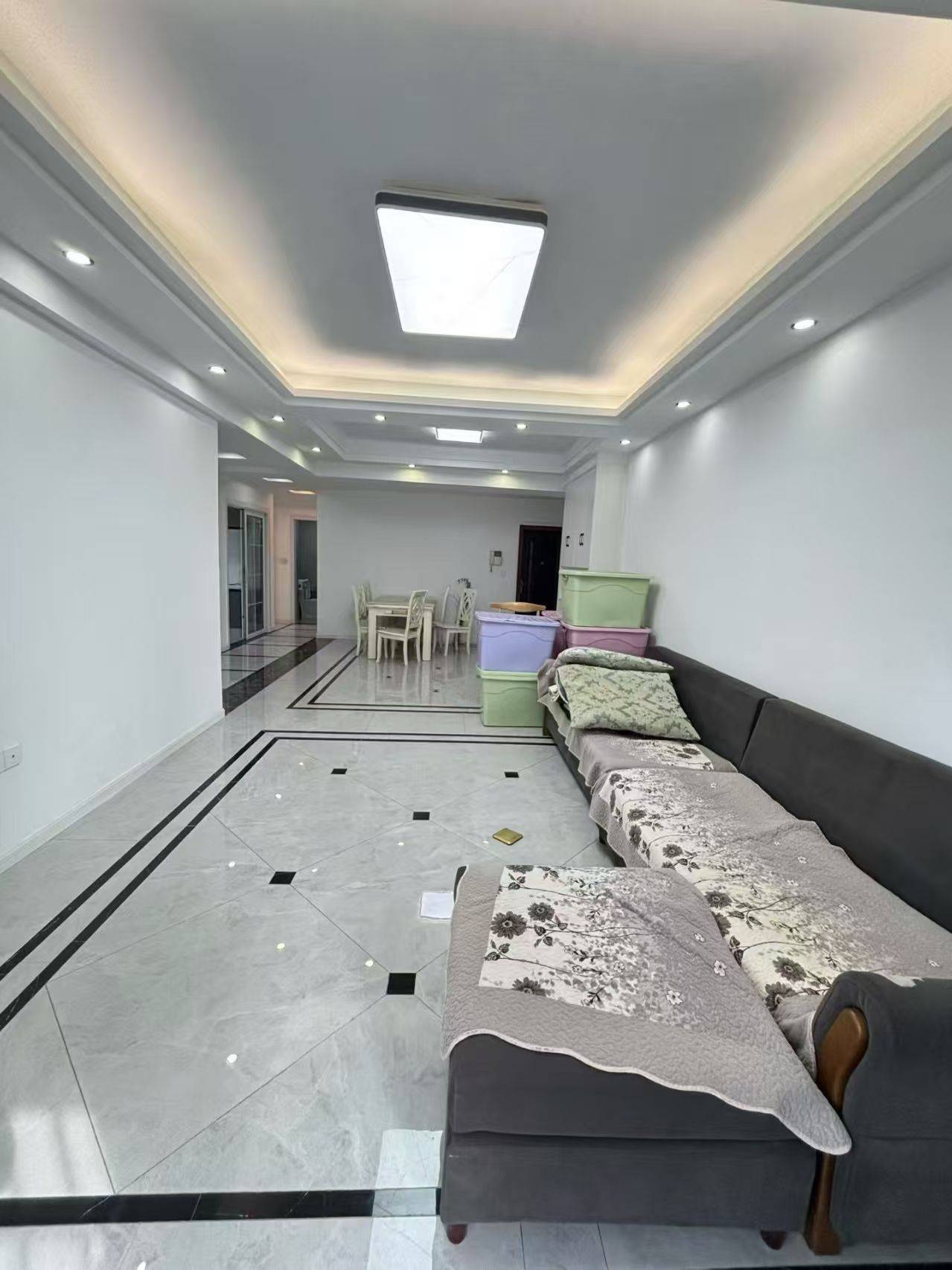 信达步行街，三室两厅两卫，118平方，全新装修，证满五年，支持按揭，售价：46.8万。紧挨大中华出行方便。就读一小。