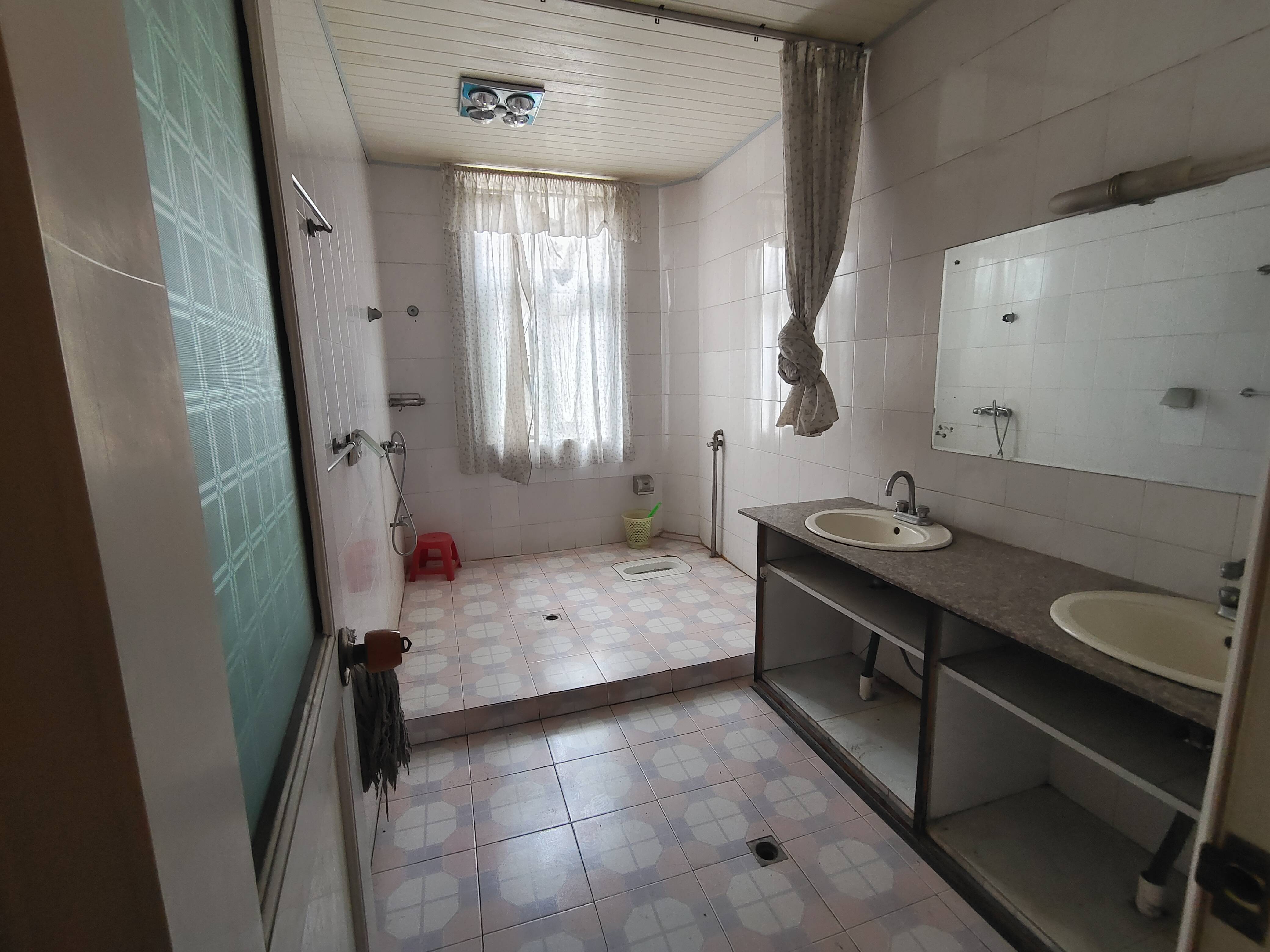 吴庄高桥小区自建房2列半3层，374平，屋内简装。带后院，厨房另外做的。门口路宽好走。有房产证。出行非常方便，售65万。