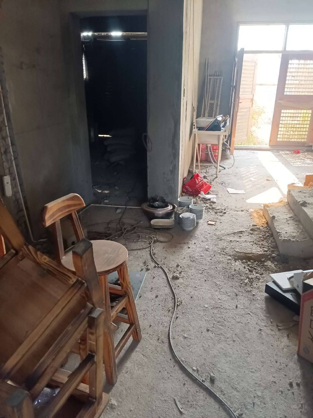 降价了鄂人谷大门正对面，两列半三层半，520平，浇灌结构，占地面积300平，厨房单建，带超大后院，门前宽敞，不动产证以办。