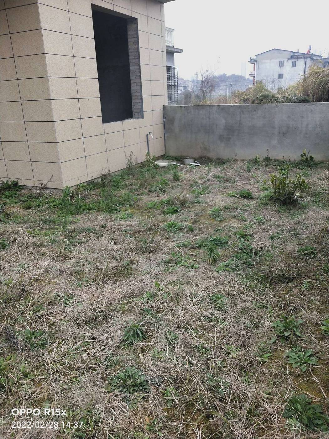 降价了鄂人谷大门正对面，两列半三层半，520平，浇灌结构，占地面积300平，厨房单建，带超大后院，门前宽敞，不动产证以办。