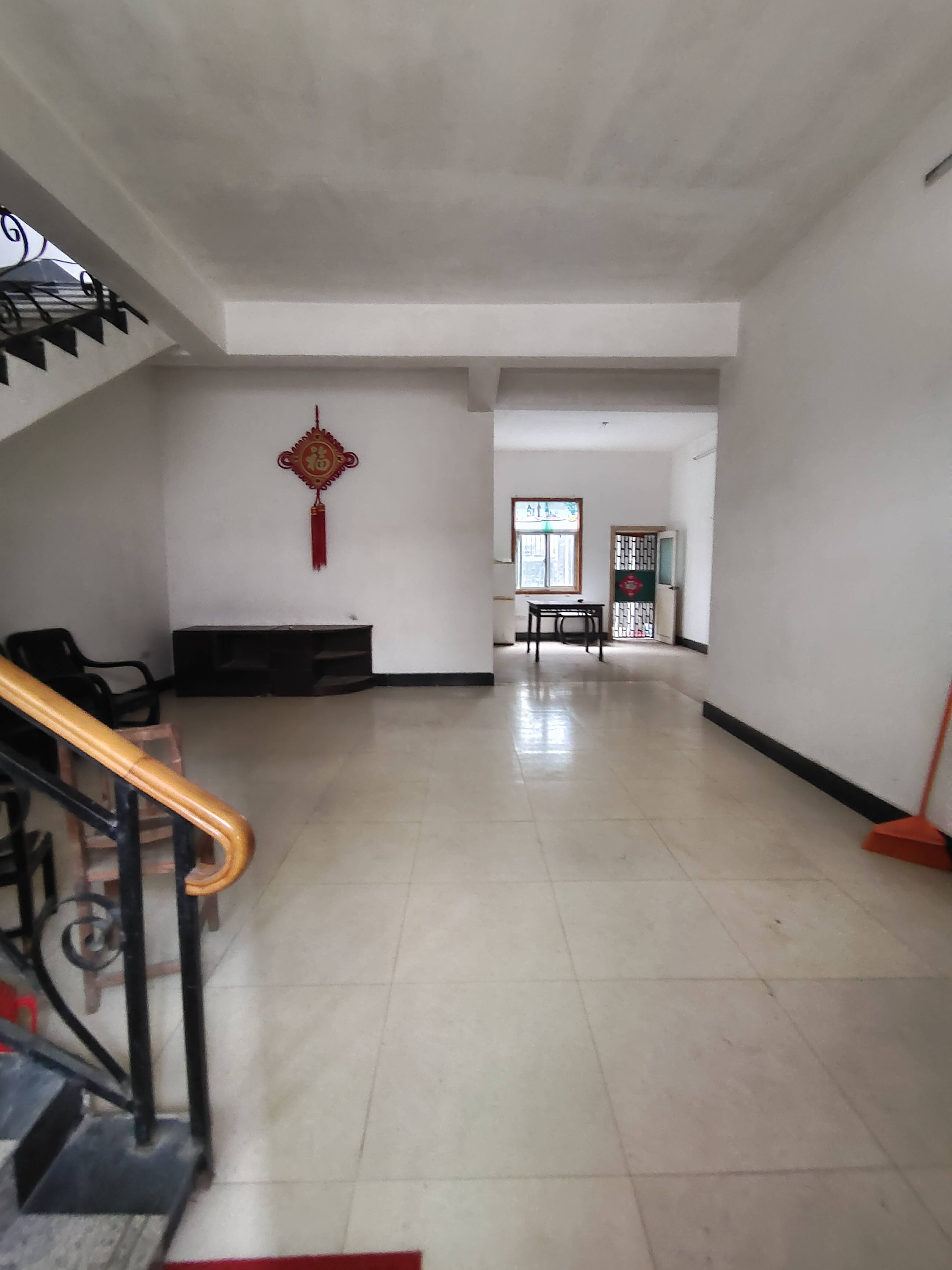 吴庄高桥小区自建房2列半3层，374平，屋内简装。带后院，厨房另外做的。门口路宽好走。有房产证。出行非常方便，售65万。