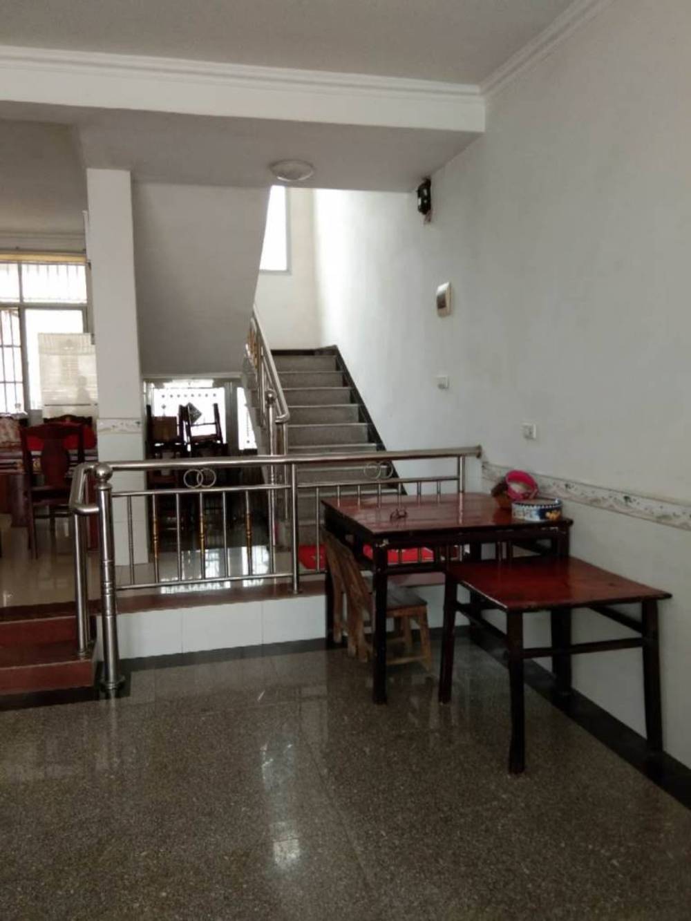 捡漏王，美景附近自建房，两列四层浇灌结构，560平，中装，有小后院带厨房，有证，支持按揭，95万。