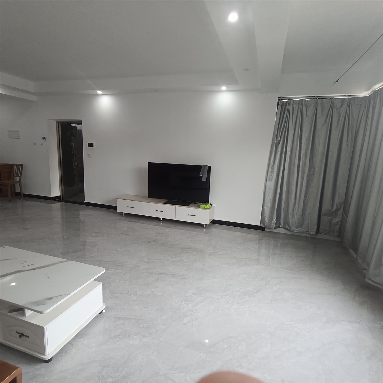 大中華附近電梯房家具家電齊全拎包入住