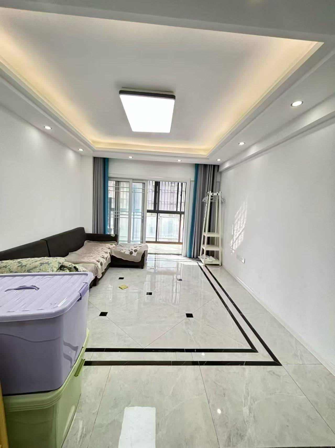 信达步行街，三室两厅两卫，118平方，全新装修，证满五年，支持按揭，售价：46.8万。紧挨大中华出行方便。就读一小。