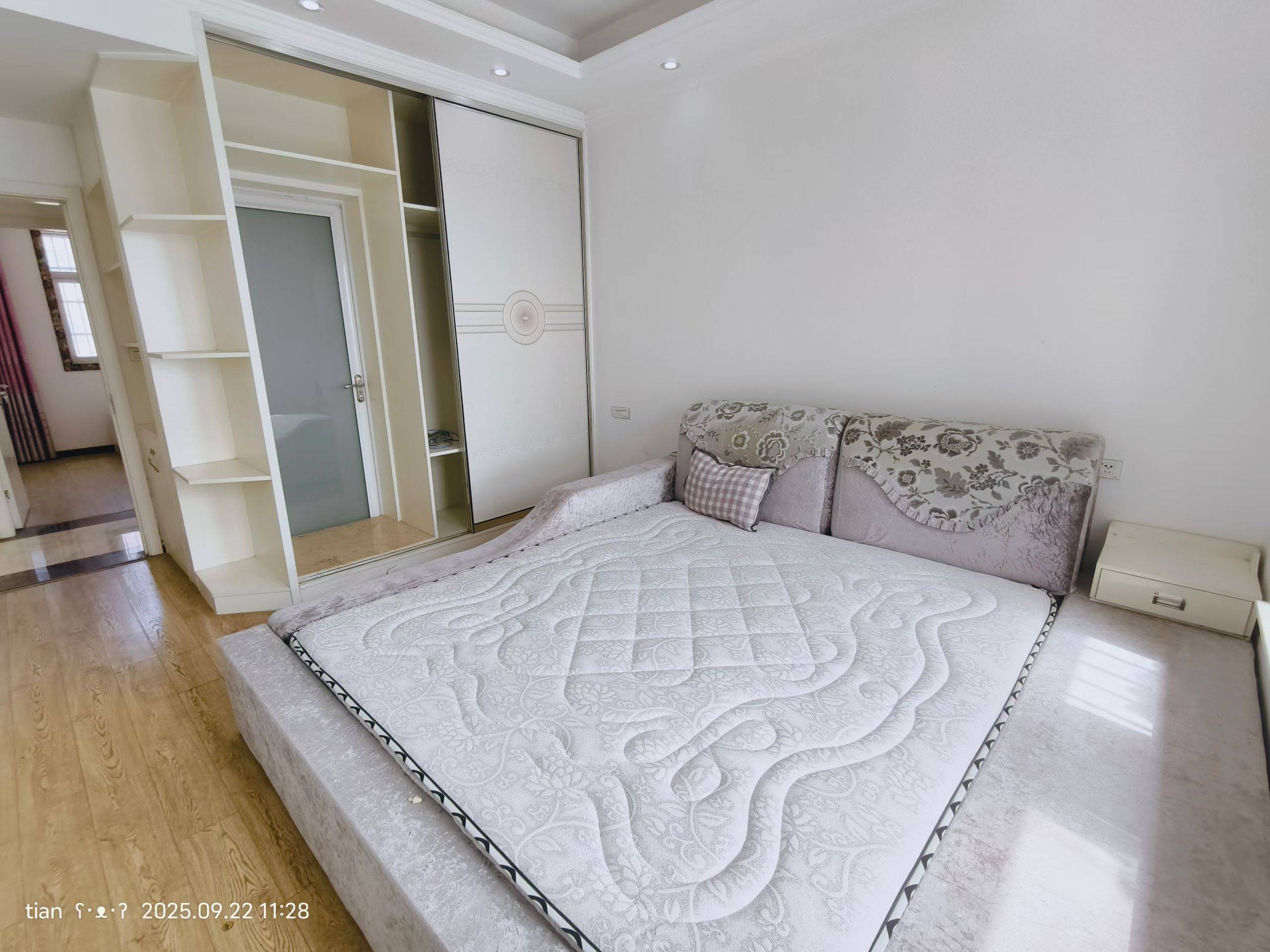 城市新居商品房3房2厅2卫118平，精装，好楼层，采光很好，证满两年支持按揭，售价39.8万。