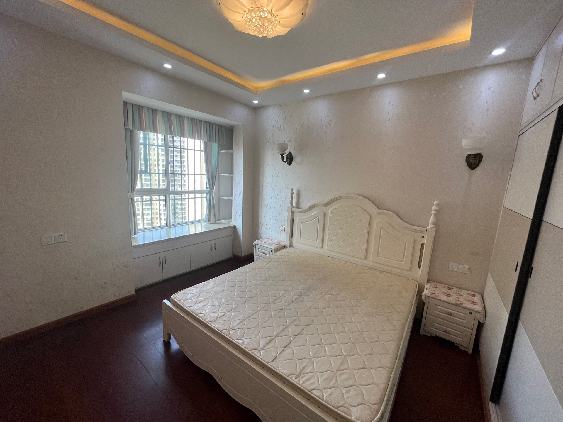 晶帝精装修家具家电齐全拎包入住包物业费1700