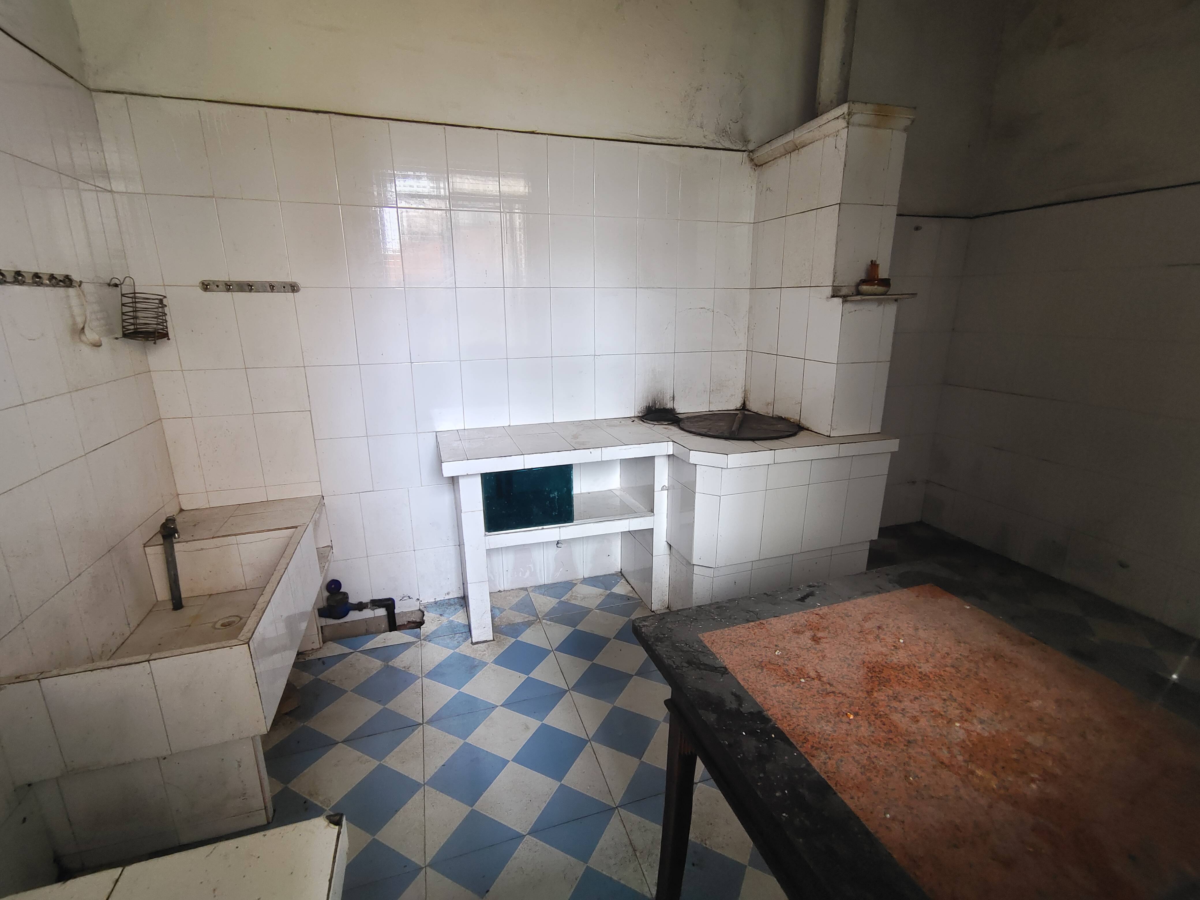 吴庄高桥小区自建房2列半3层，374平，屋内简装。带后院，厨房另外做的。门口路宽好走。有房产证。出行非常方便，售65万。