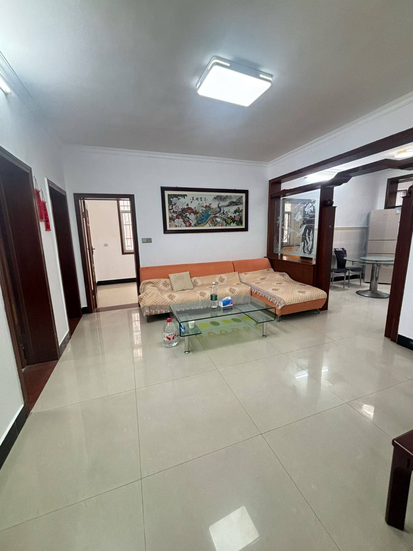 二路县委附近，三室两厅一卫，134平方，好楼层，房子保养的很好，有证可按揭，售价：25.8万包过户。