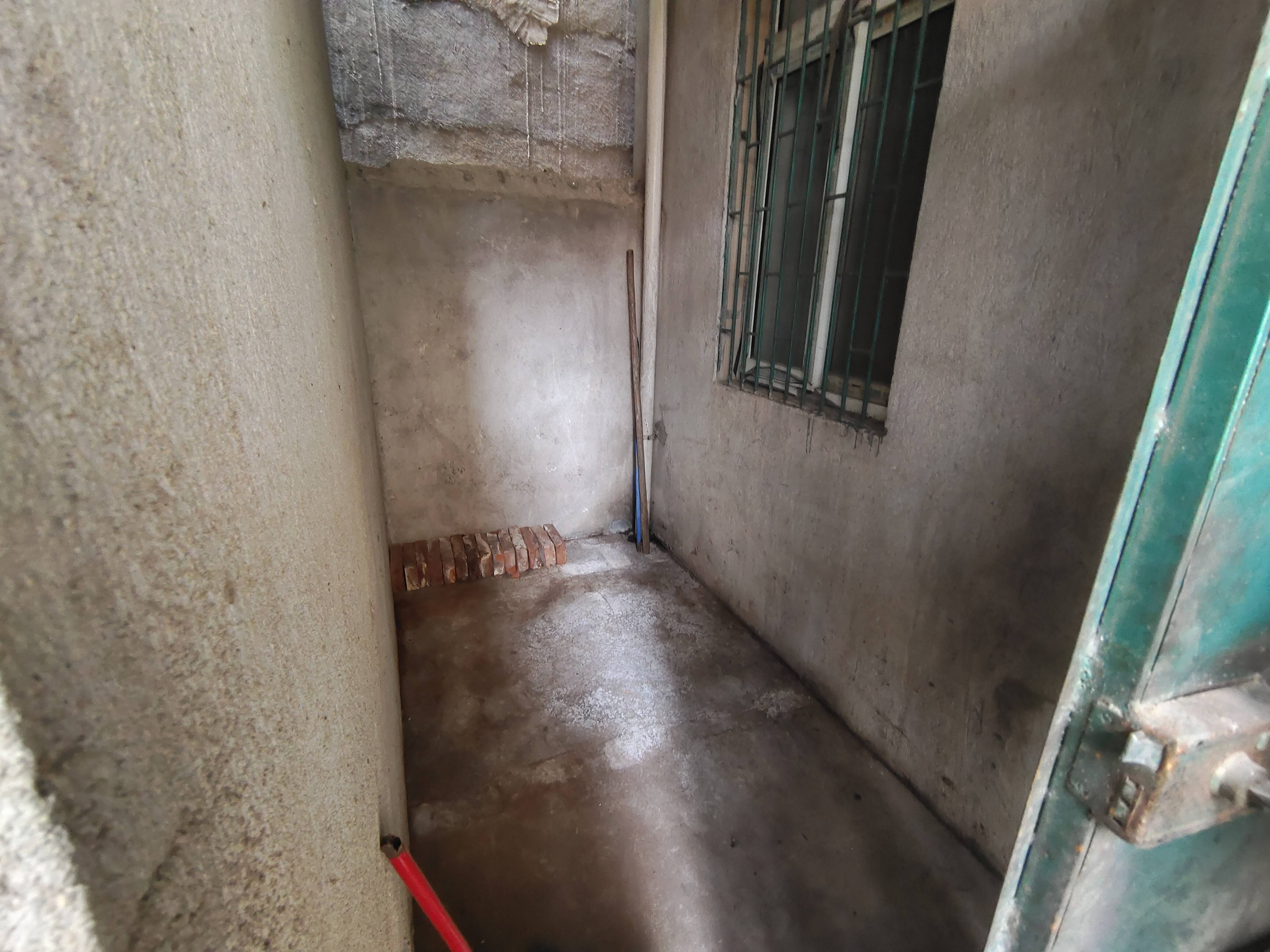 吴庄高桥小区自建房2列半3层，374平，屋内简装。带后院，厨房另外做的。门口路宽好走。有房产证。出行非常方便，售65万。