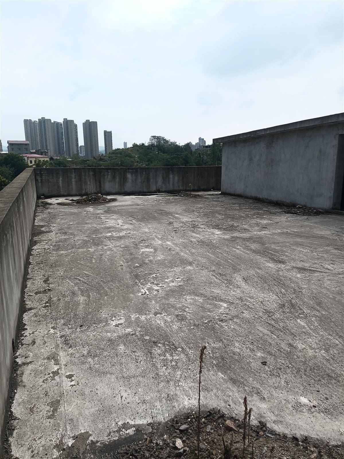 付贩附近自建房，2列半三层带地下车库，浇灌结构，带100平后院，进出方便，售价120万