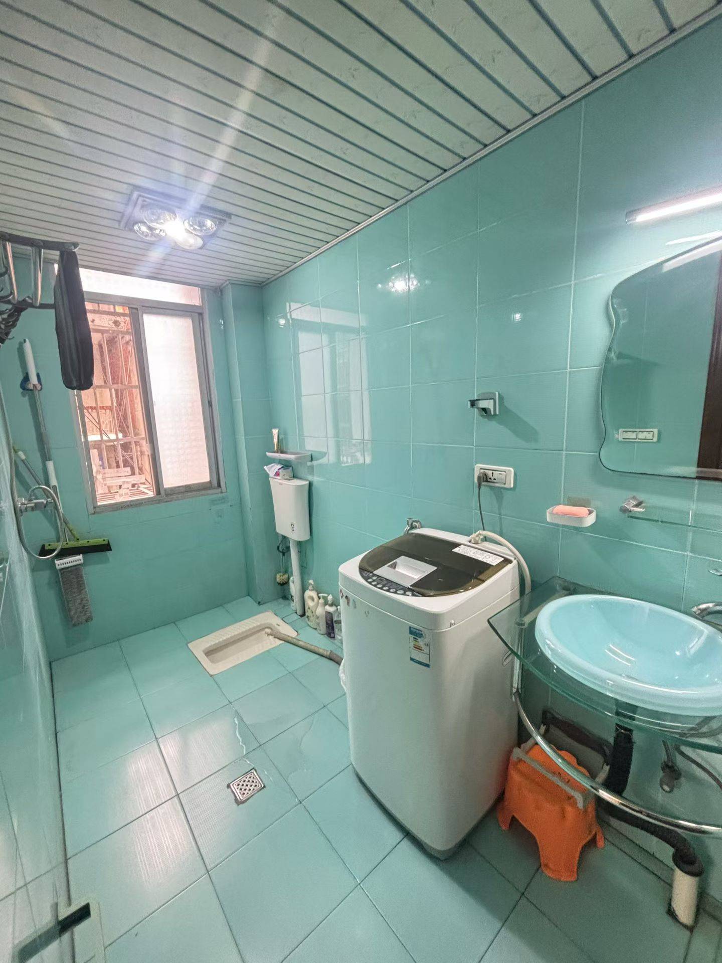 二路县委附近，三室两厅一卫，134平方，好楼层，房子保养的很好，有证可按揭，售价：25.8万包过户。