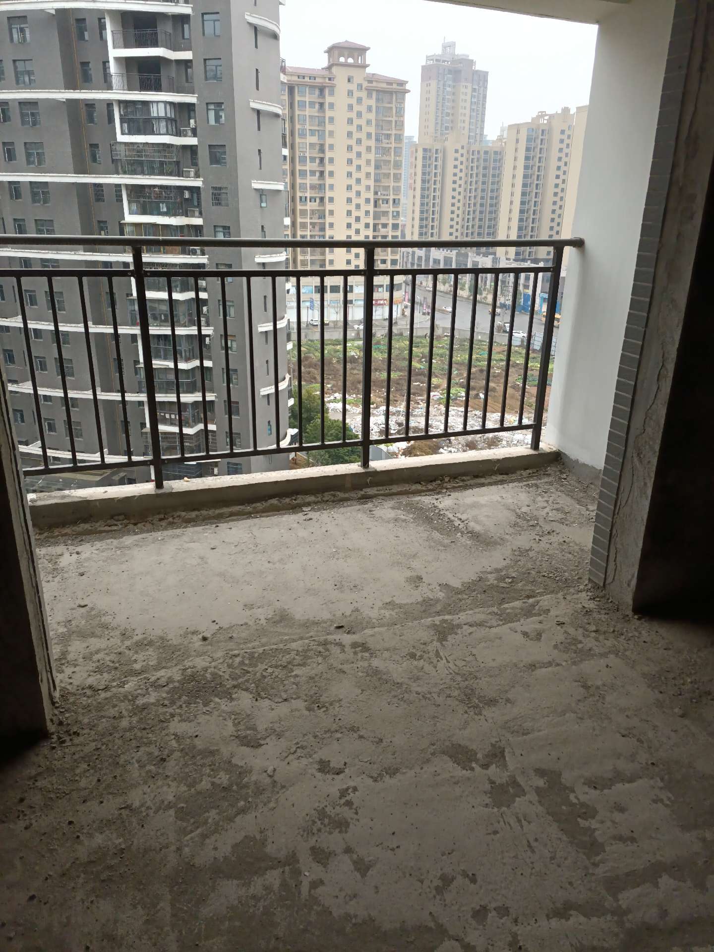 亏本急售 ，蕲阳新区商品房， 2房2厅1卫，87.79平 两房可改三房好楼层，东南朝向，有钥匙，出售34.5万。隔壁就是思源。