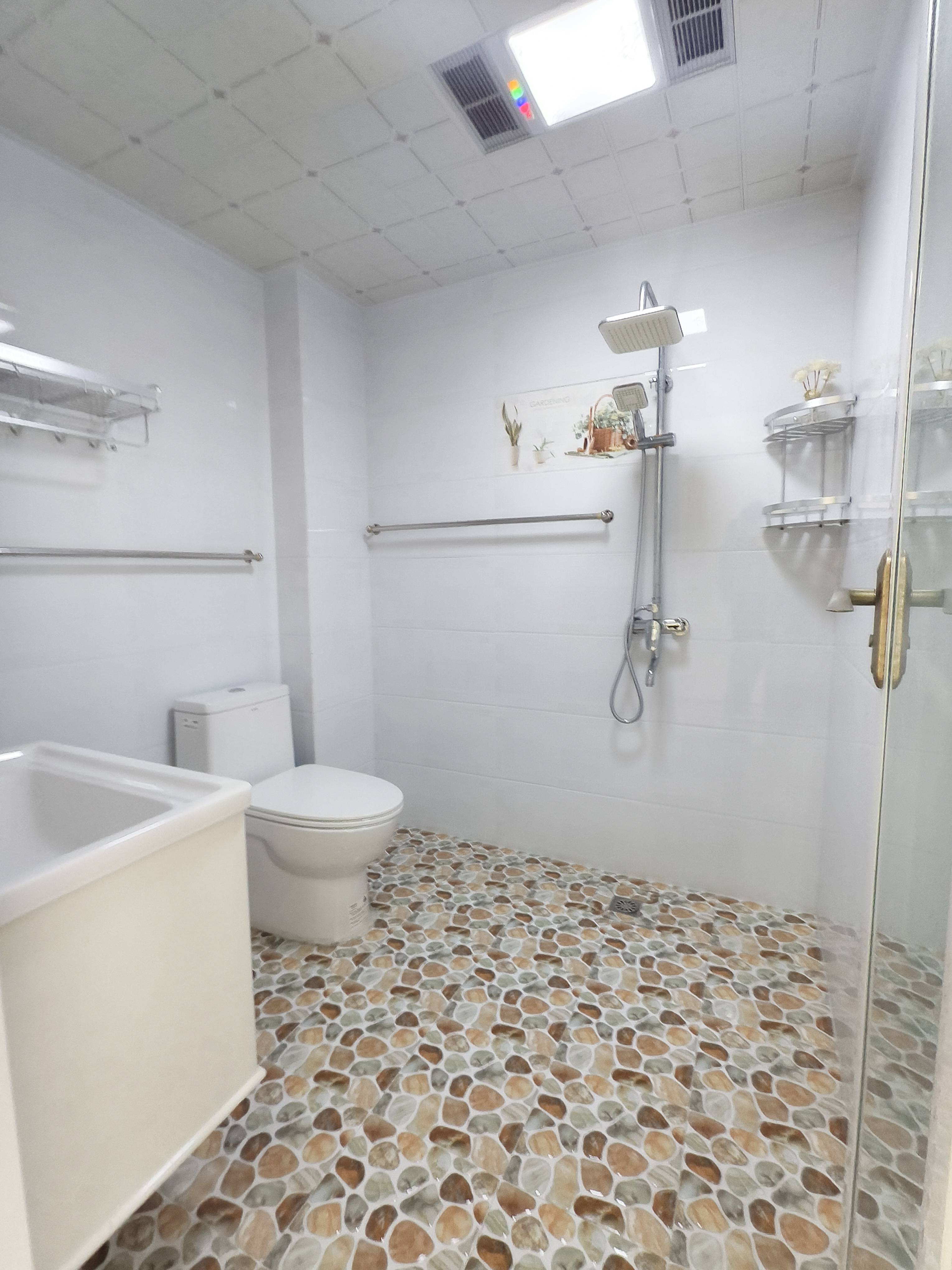 降价急售城市新居，三房两厅两卫，115平，精装拎包入住，证满二年支持按揭，43万。屋内干净整洁保养好。