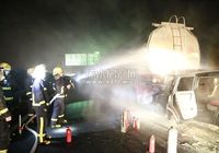 豪车追尾油罐车起火 浠水消防及时救助化险情！