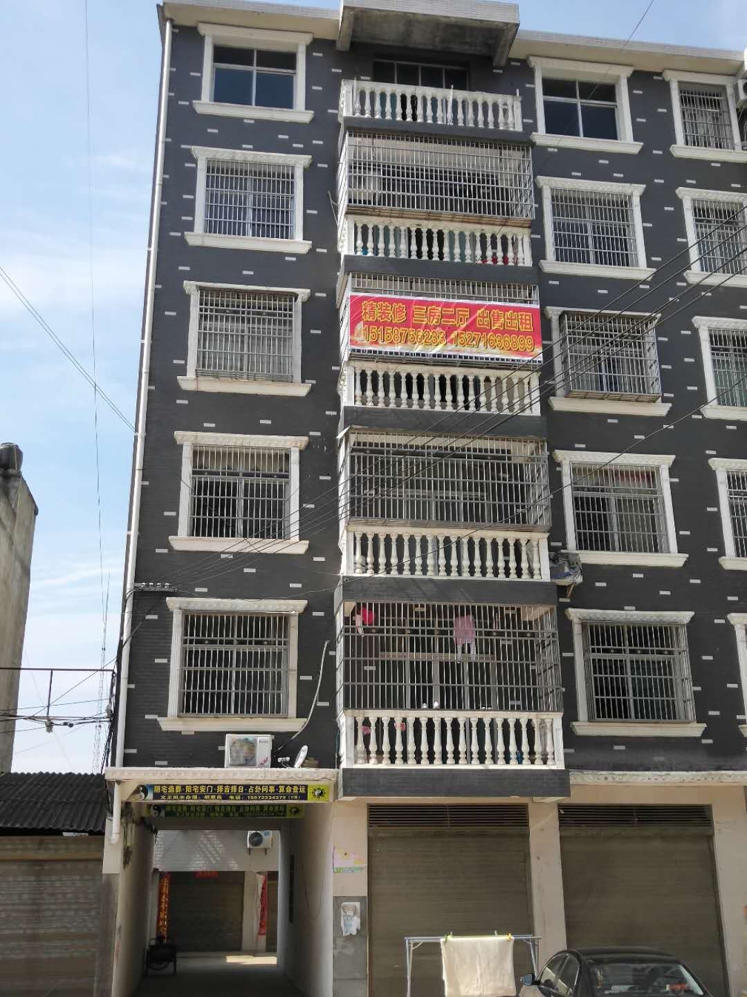 精装三房二厅两卫一厨房一阳台