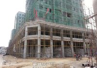 刘河新居时代广场工程进度商内墙及住宅外墙真石漆施工中
