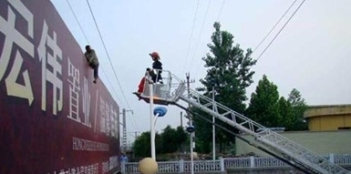 男子突发精神病爬上7米广告牌 蕲春警民联手救下