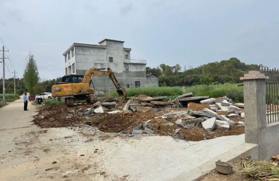 蕲春两处未批先建 违法建筑被拆除,一起违建被当场制止...