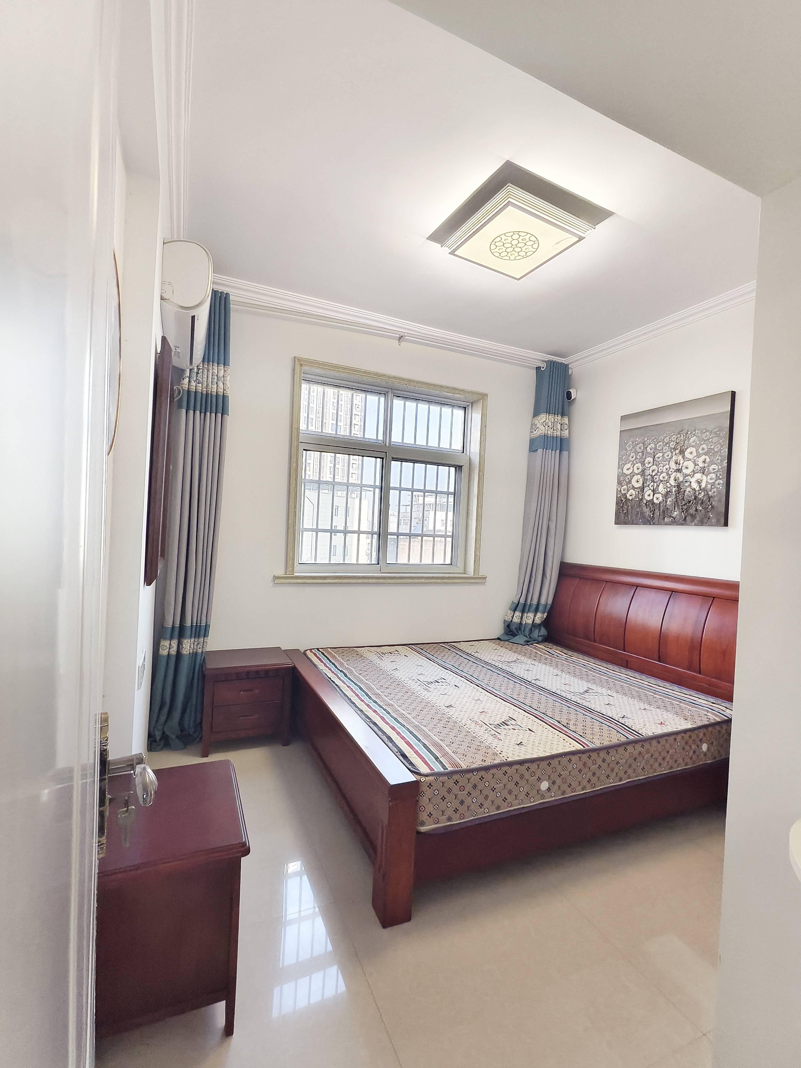 降价急售城市新居，三房两厅两卫，115平，精装拎包入住，证满二年支持按揭，43万。屋内干净整洁保养好。