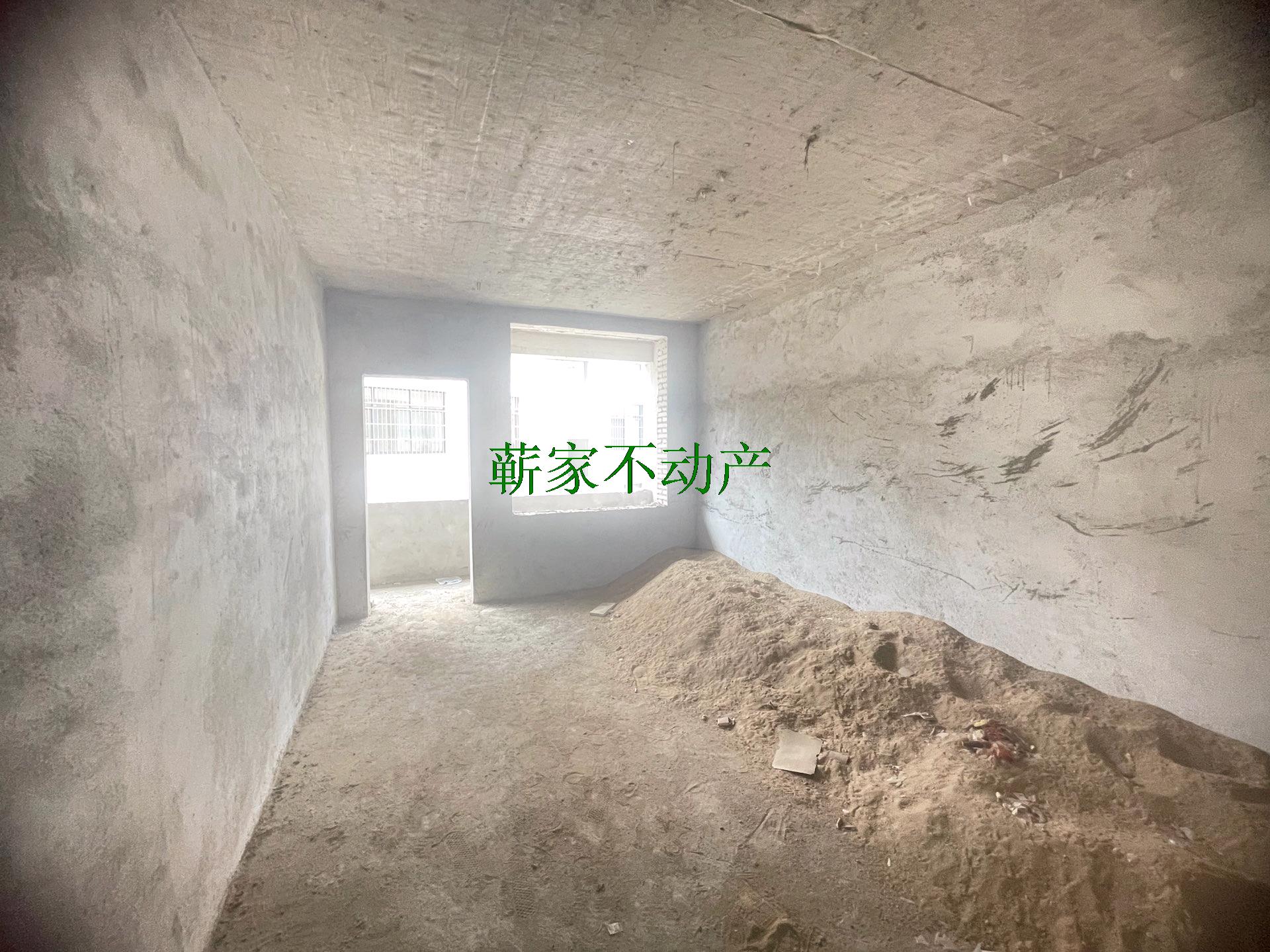 四路附近楼梯房，四室好楼层，168平米，进出方便单价摊1900