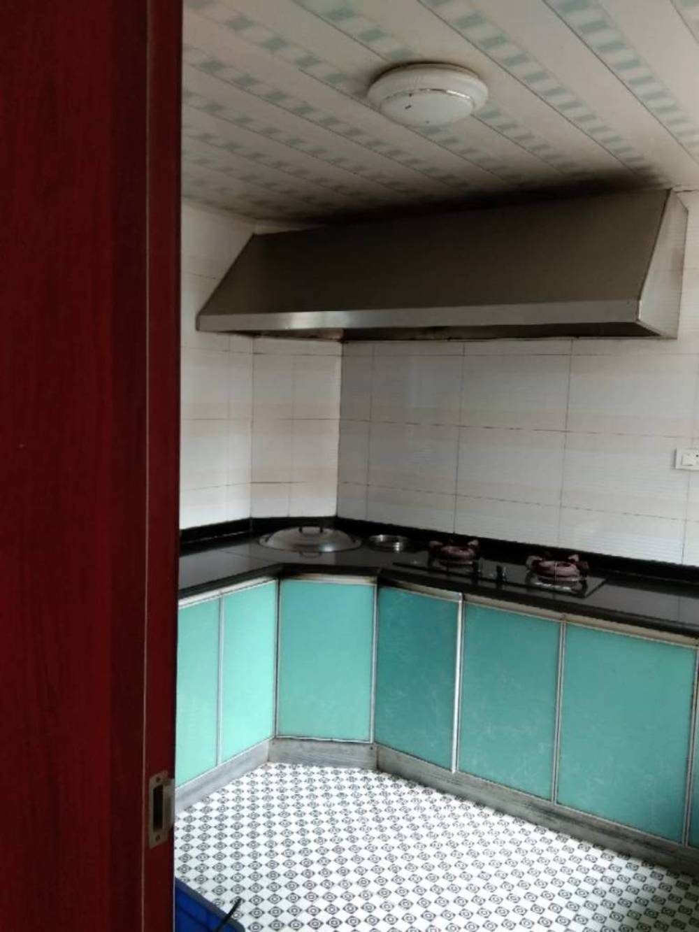 捡漏王，美景附近自建房，两列四层浇灌结构，560平，中装，有小后院带厨房，有证，支持按揭，95万。