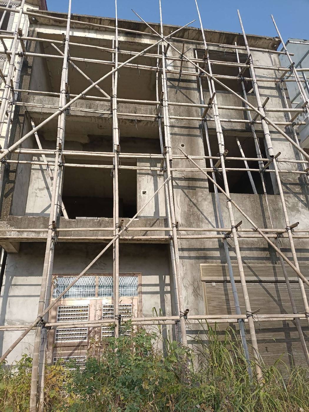 降价了鄂人谷大门正对面，两列半三层半，520平，浇灌结构，占地面积300平，厨房单建，带超大后院，门前宽敞，不动产证以办。