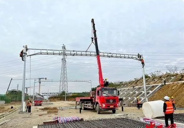 黄黄高铁开始接触网硬横梁架设施工