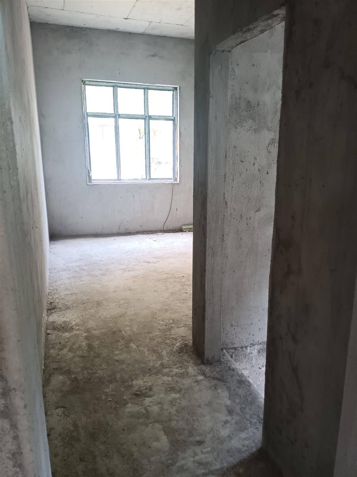 付贩附近自建房，2列半三层带地下车库，浇灌结构，带100平后院，进出方便，售价120万