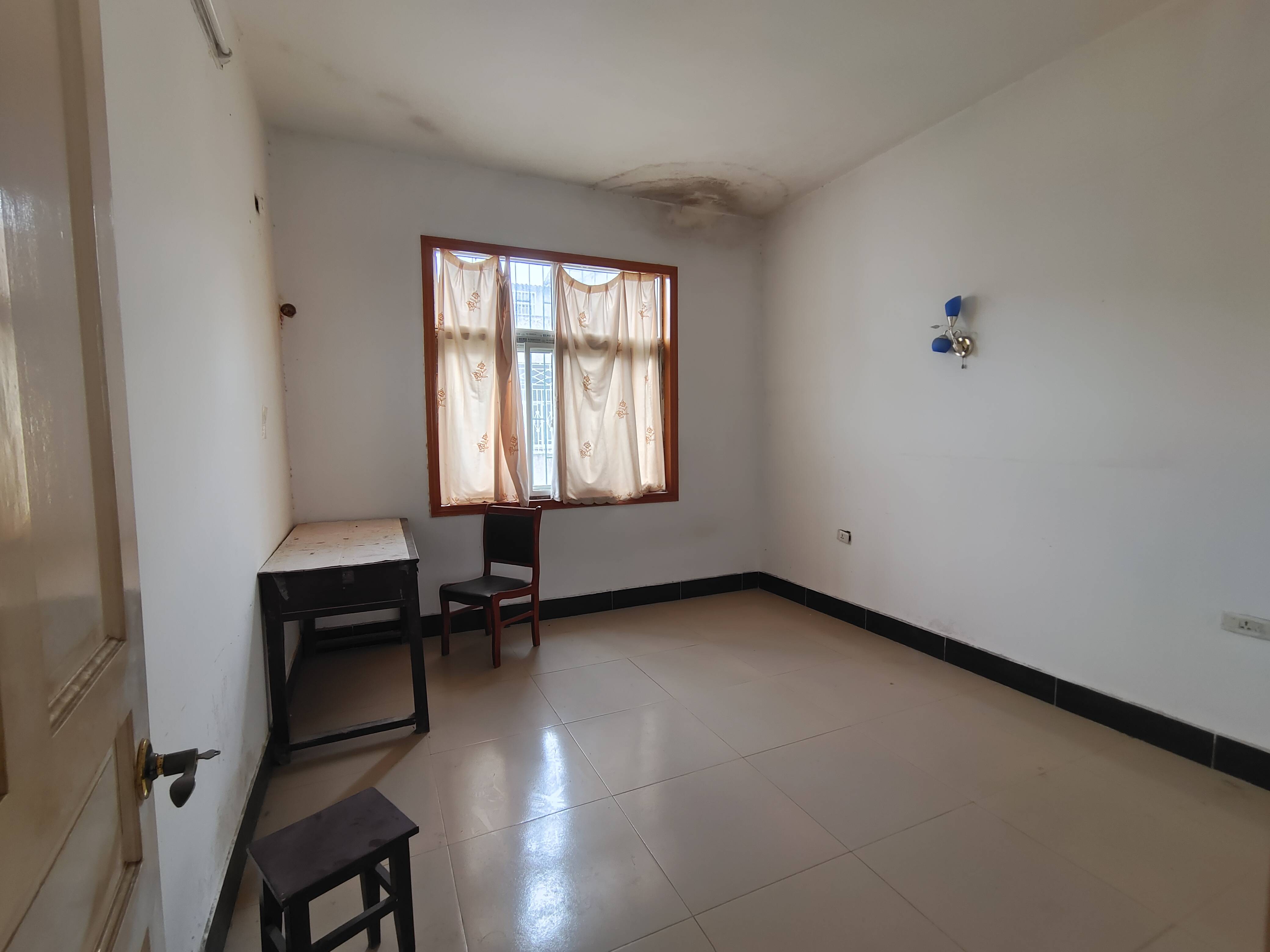 吴庄高桥小区自建房2列半3层，374平，屋内简装。带后院，厨房另外做的。门口路宽好走。有房产证。出行非常方便，售65万。