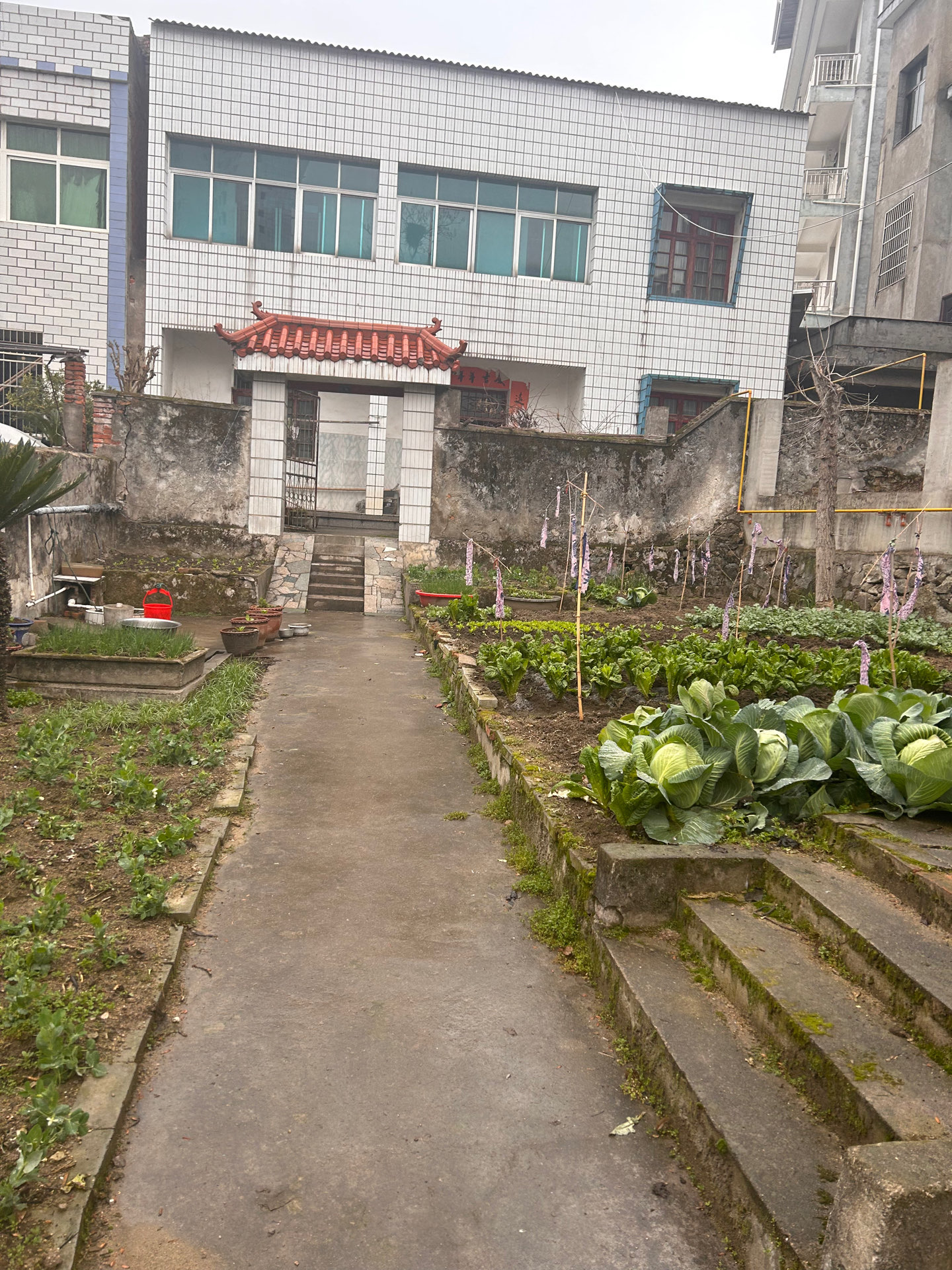 付畈加油站附近自建房，300平，带前后超大院子，70万，证件齐全，可按揭