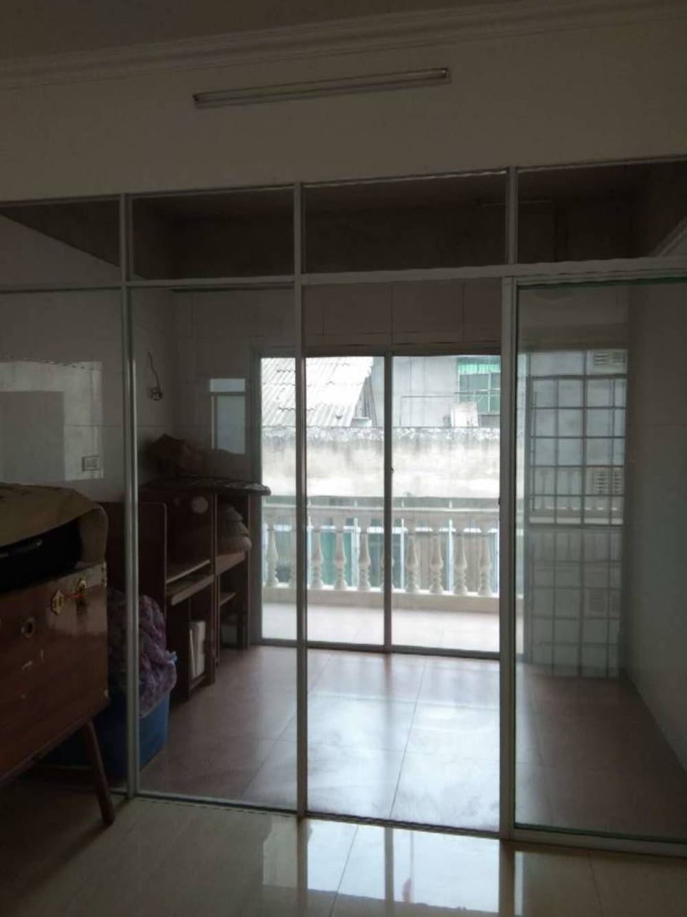 捡漏王，美景附近自建房，两列四层浇灌结构，560平，中装，有小后院带厨房，有证，支持按揭，95万。