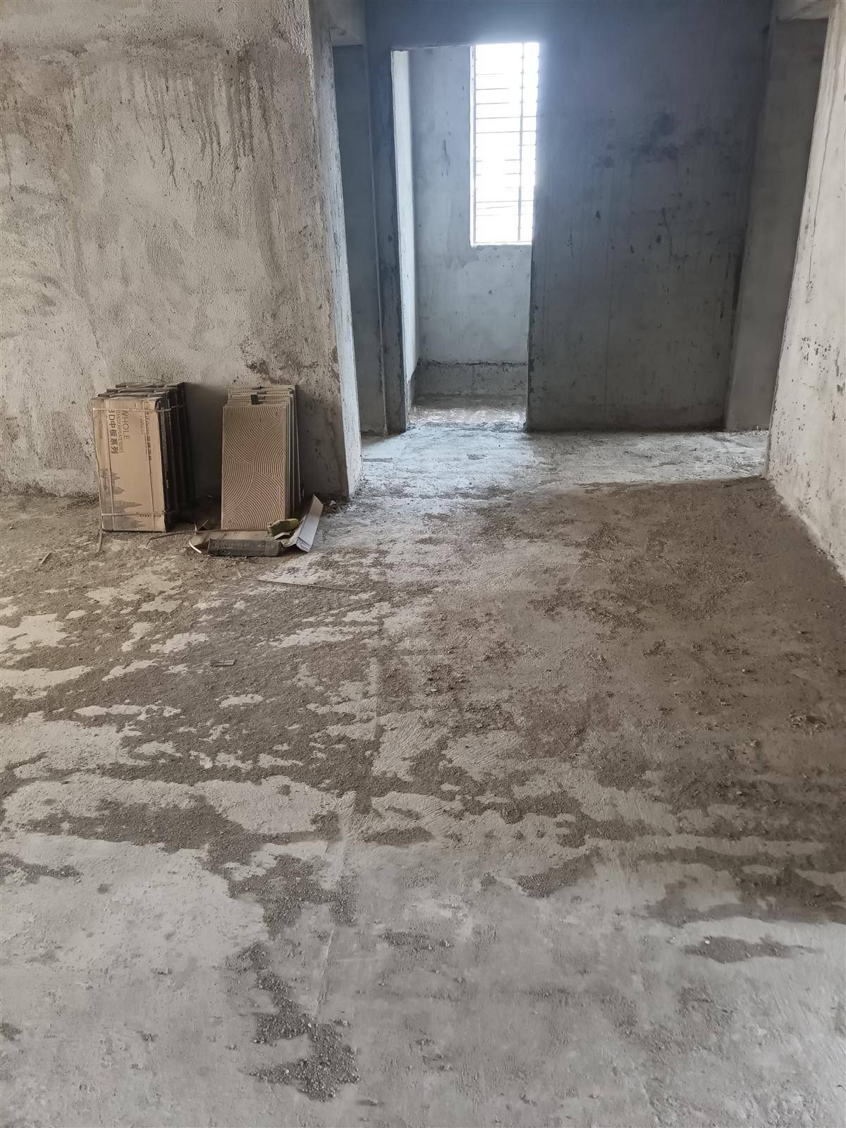 付贩附近自建房，2列半三层带地下车库，浇灌结构，带100平后院，进出方便，售价120万