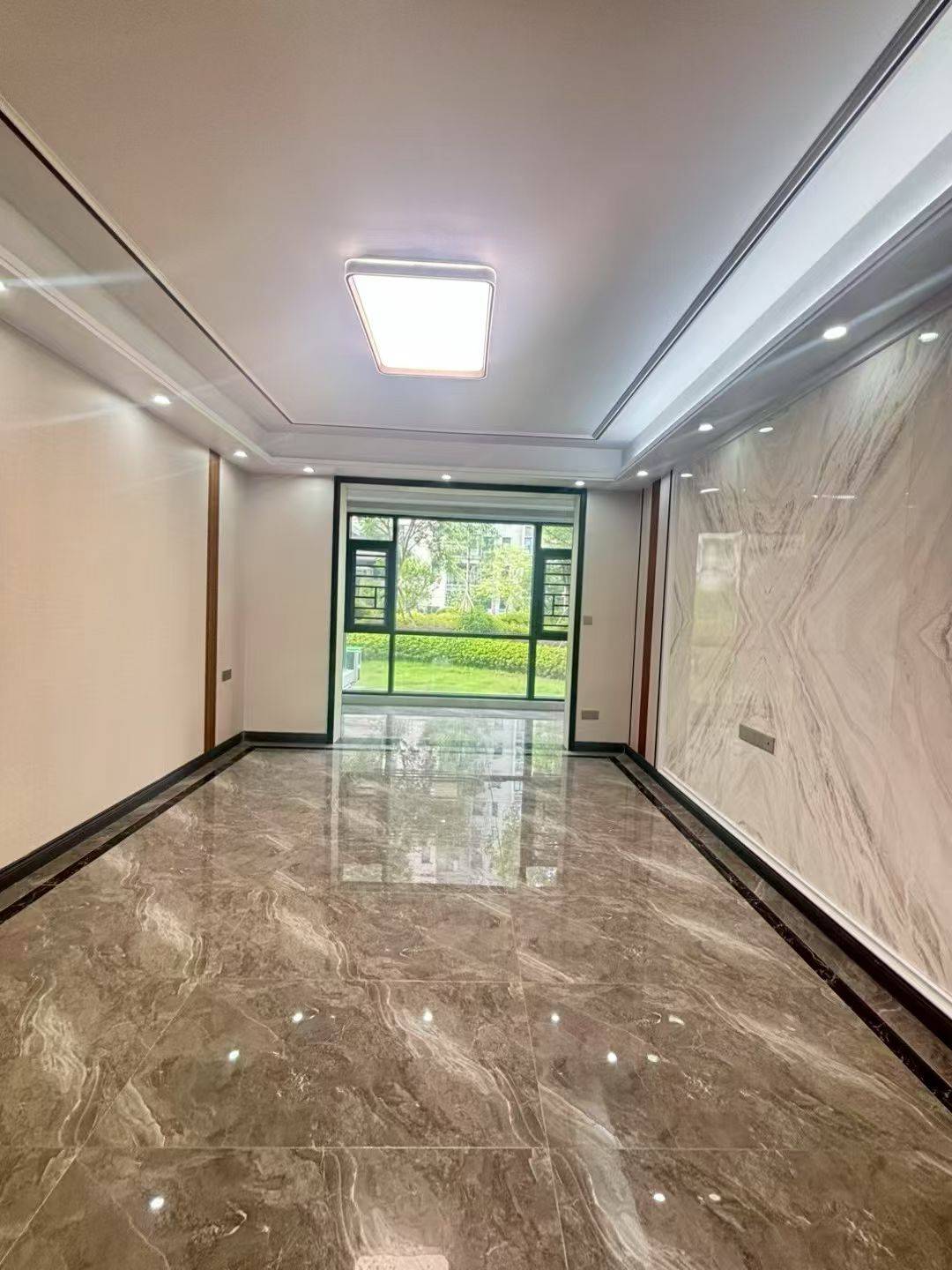 香榭水岸，三室两厅两卫双阳台，精装修未入住，130.28平方，证满两年，支持按揭，售价：63.8万。